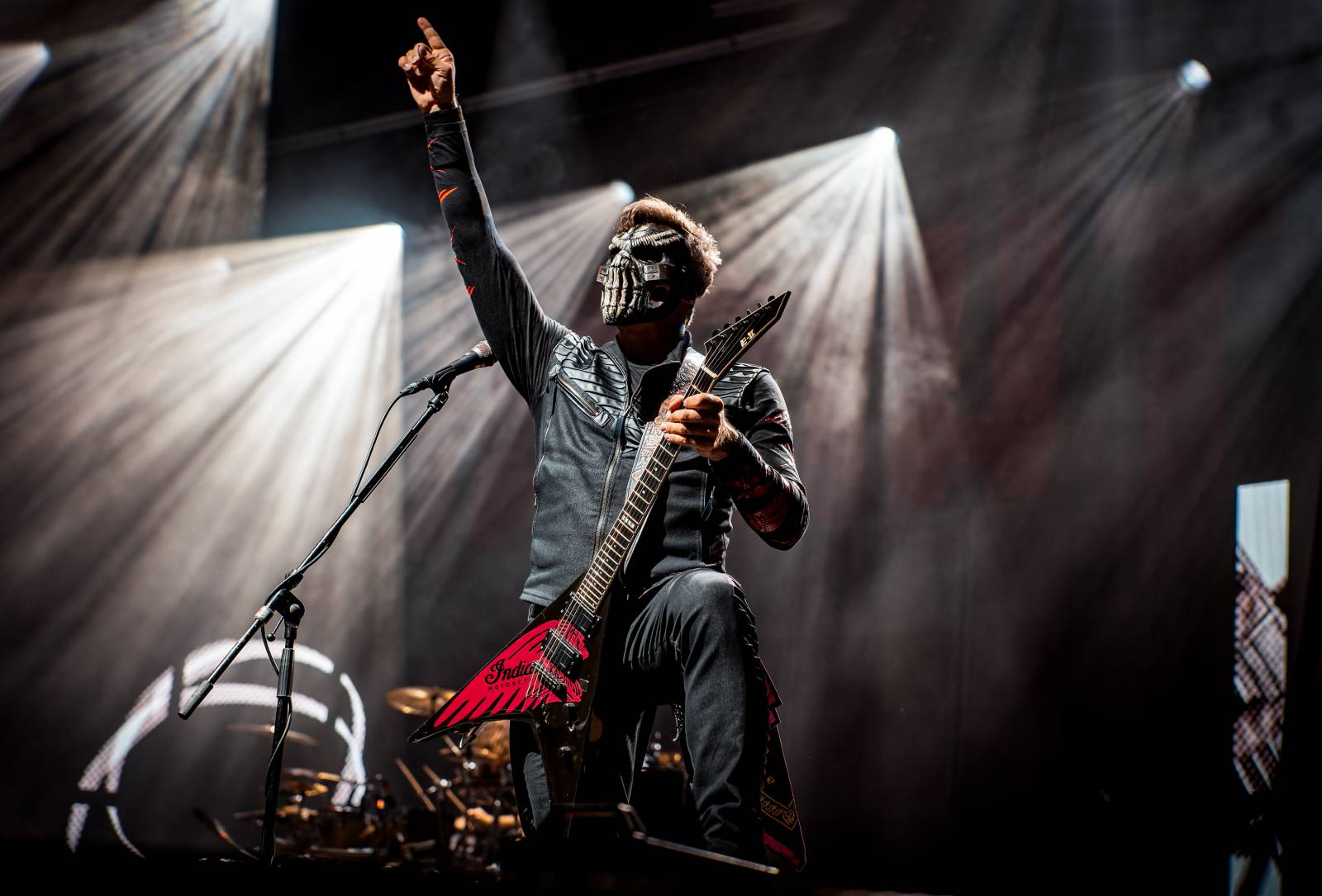 Dymytry vyrazili na podzimní turné. Jejich ohňová show ve Foru Karlín brala dech