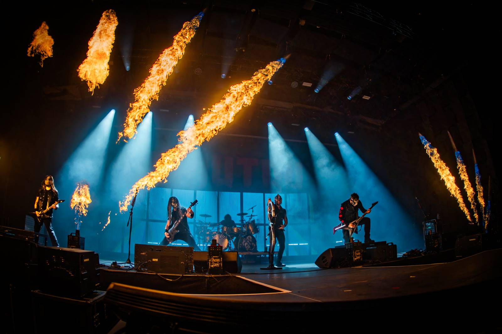 Dymytry vyrazili na podzimní turné. Jejich ohňová show ve Foru Karlín brala dech