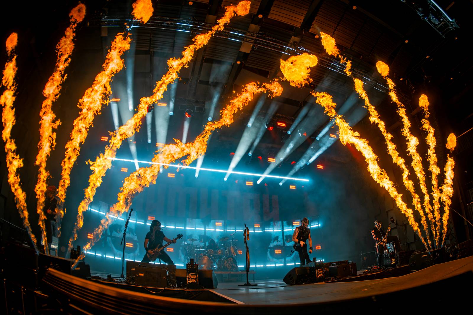 Dymytry vyrazili na podzimní turné. Jejich ohňová show ve Foru Karlín brala dech