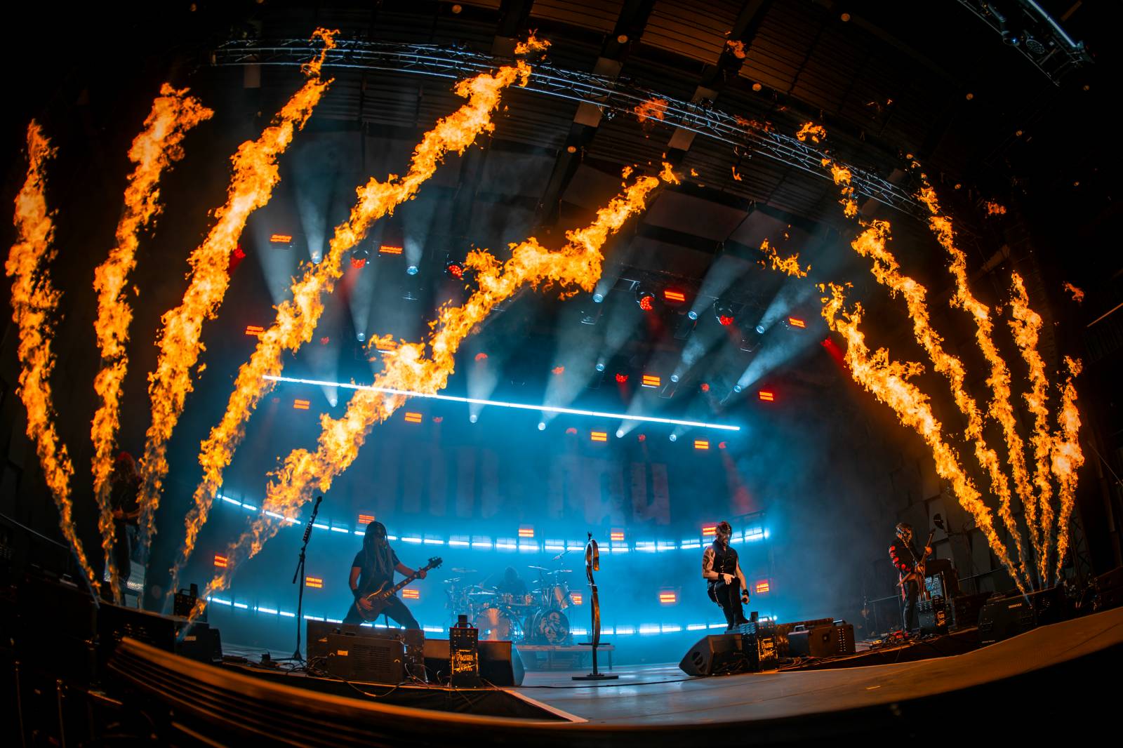 Dymytry vyrazili na podzimní turné. Jejich ohňová show ve Foru Karlín brala dech