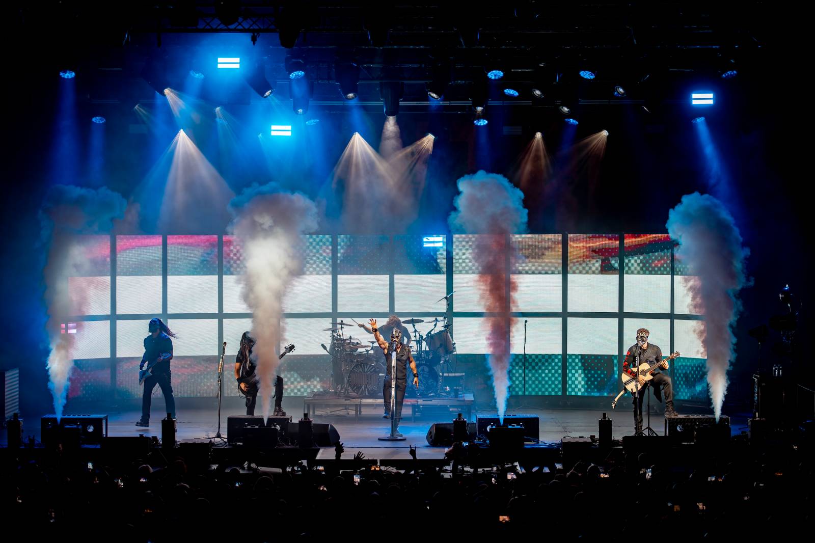 Dymytry vyrazili na podzimní turné. Jejich ohňová show ve Foru Karlín brala dech
