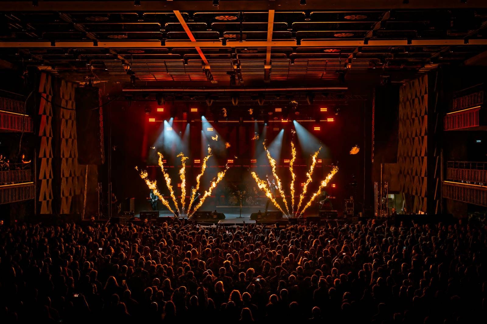 Dymytry vyrazili na podzimní turné. Jejich ohňová show ve Foru Karlín brala dech