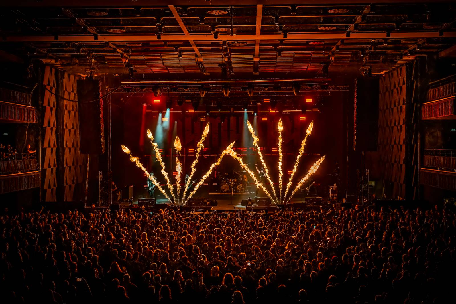 Dymytry vyrazili na podzimní turné. Jejich ohňová show ve Foru Karlín brala dech