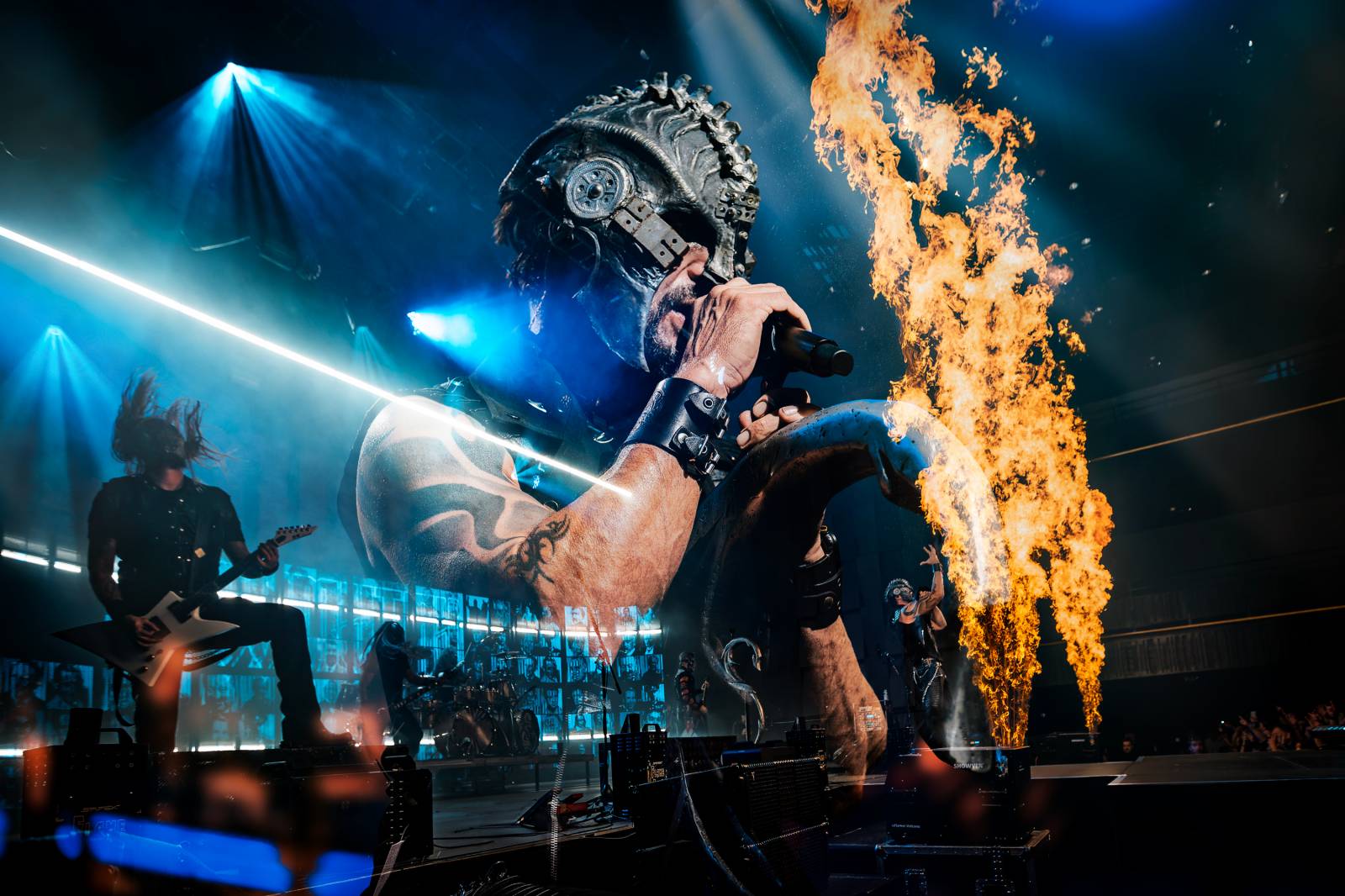 Dymytry vyrazili na podzimní turné. Jejich ohňová show ve Foru Karlín brala dech