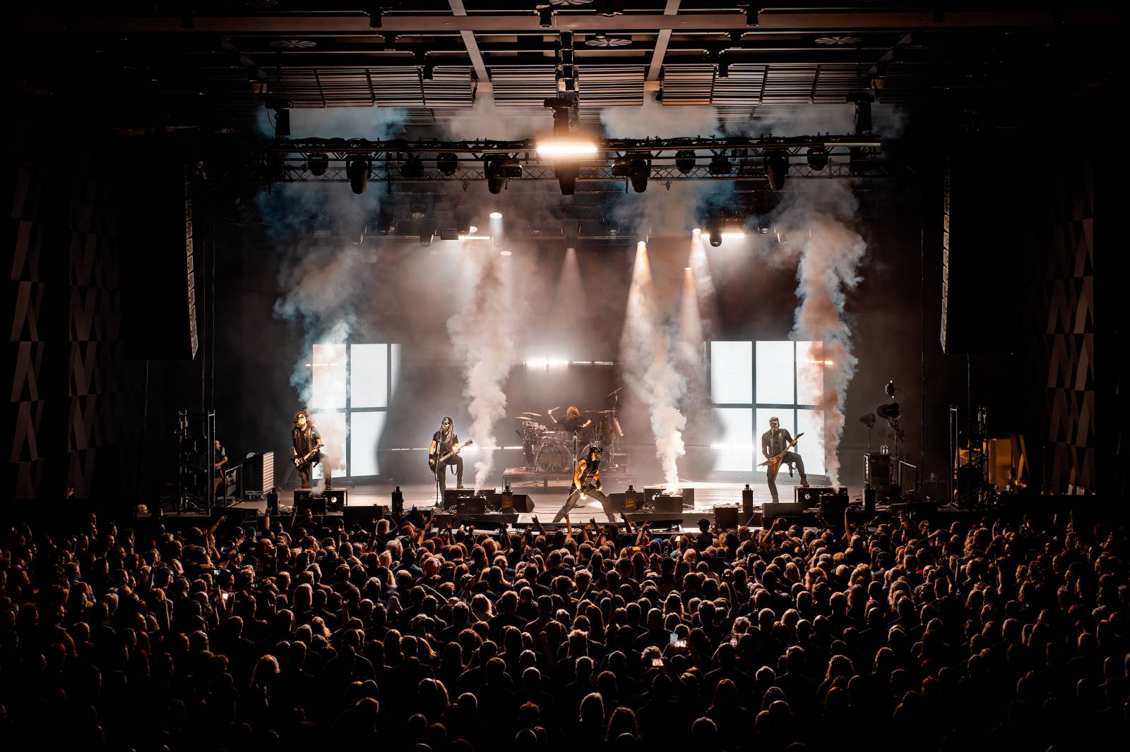Dymytry vyrazili na podzimní turné. Jejich ohňová show ve Foru Karlín brala dech