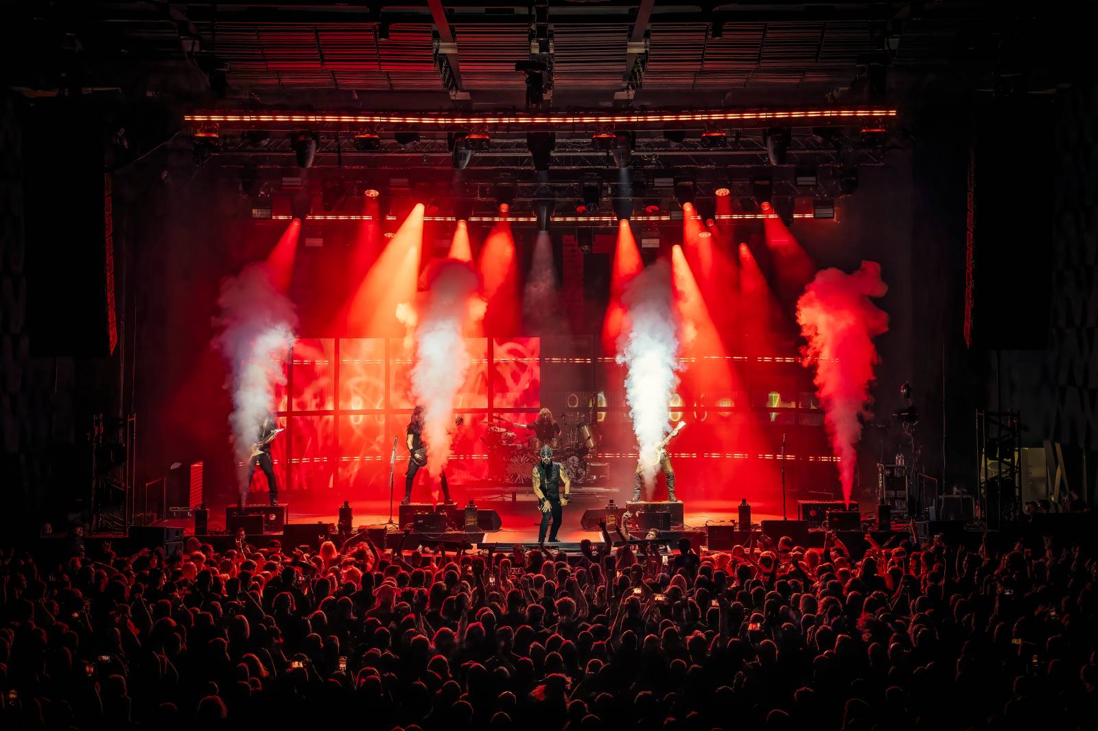 Dymytry vyrazili na podzimní turné. Jejich ohňová show ve Foru Karlín brala dech