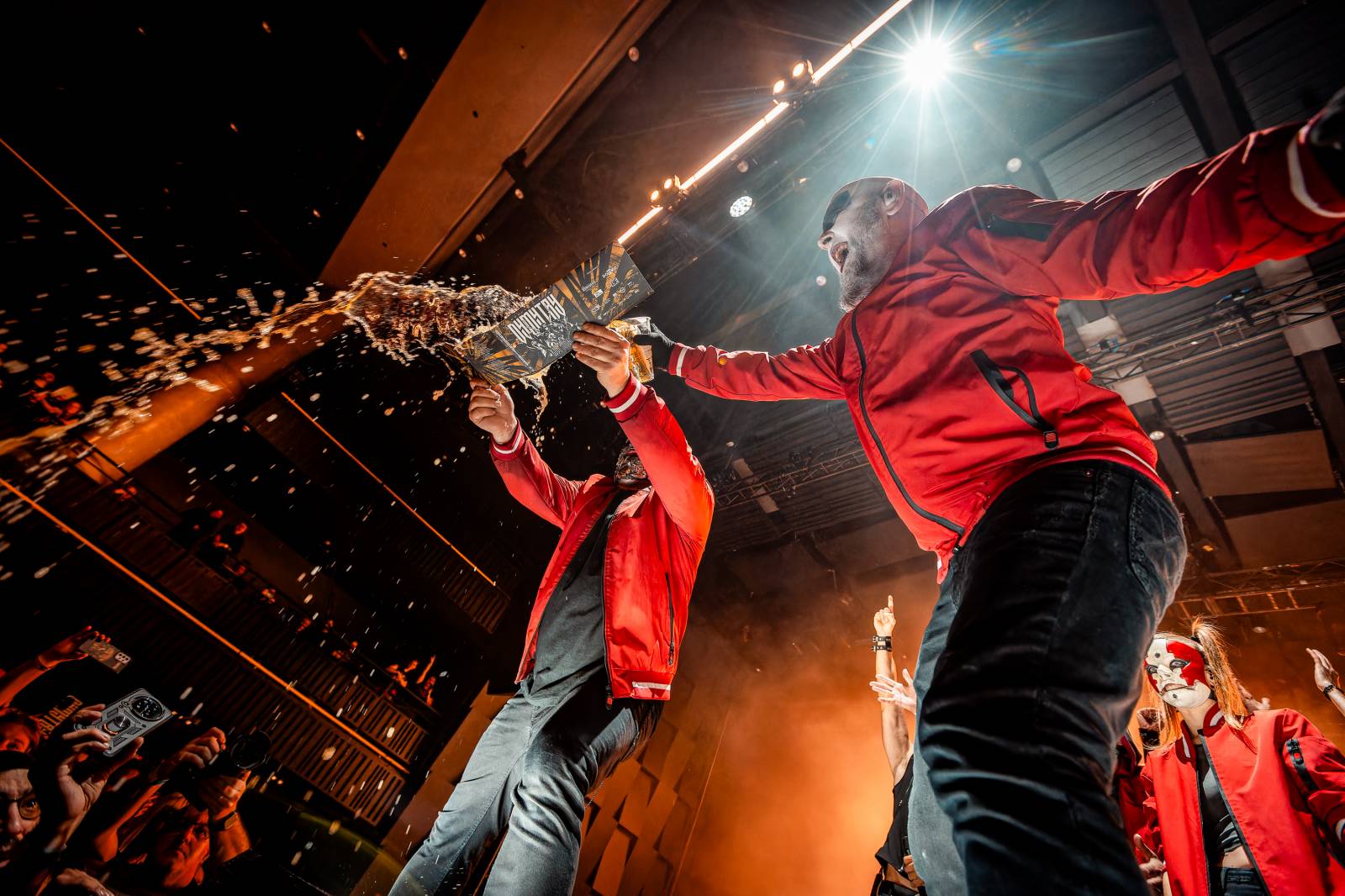 Dymytry vyrazili na podzimní turné. Jejich ohňová show ve Foru Karlín brala dech