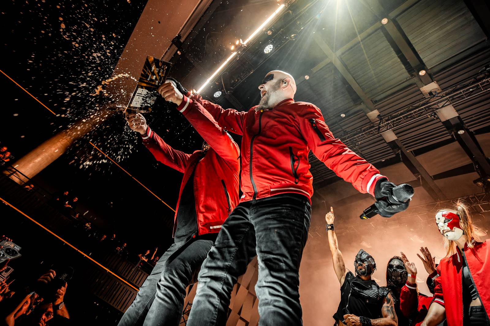 Dymytry vyrazili na podzimní turné. Jejich ohňová show ve Foru Karlín brala dech