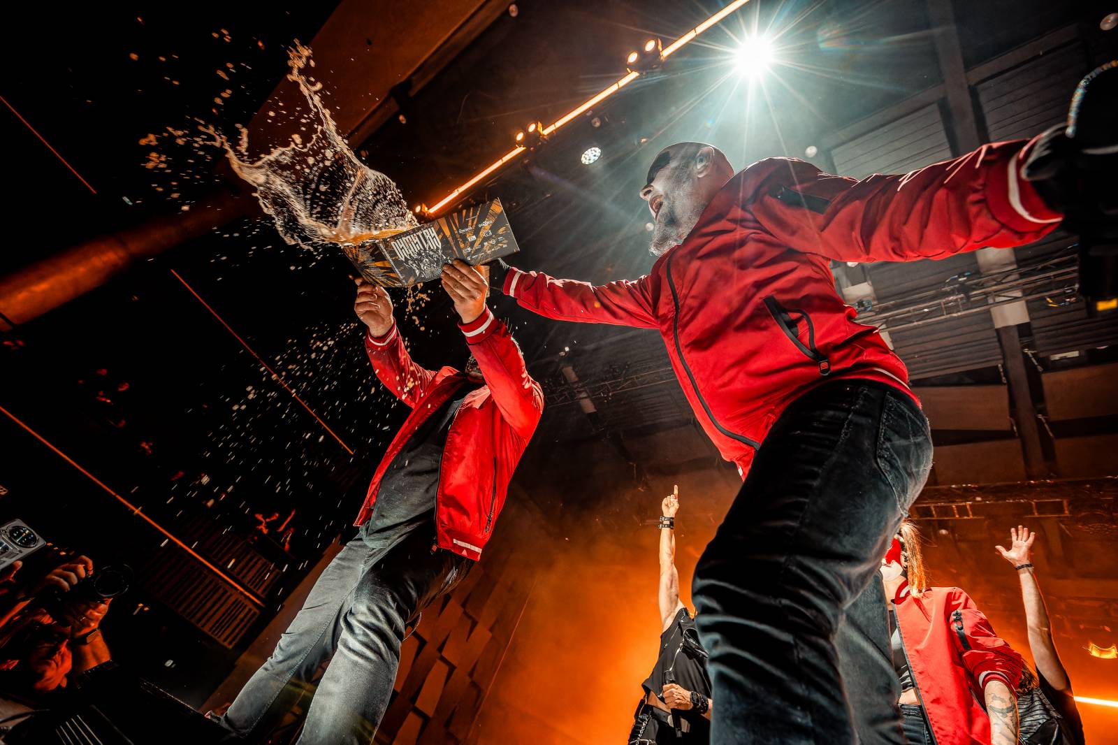 Dymytry vyrazili na podzimní turné. Jejich ohňová show ve Foru Karlín brala dech