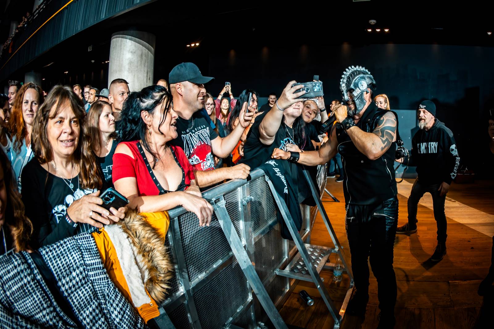 Dymytry vyrazili na podzimní turné. Jejich ohňová show ve Foru Karlín brala dech