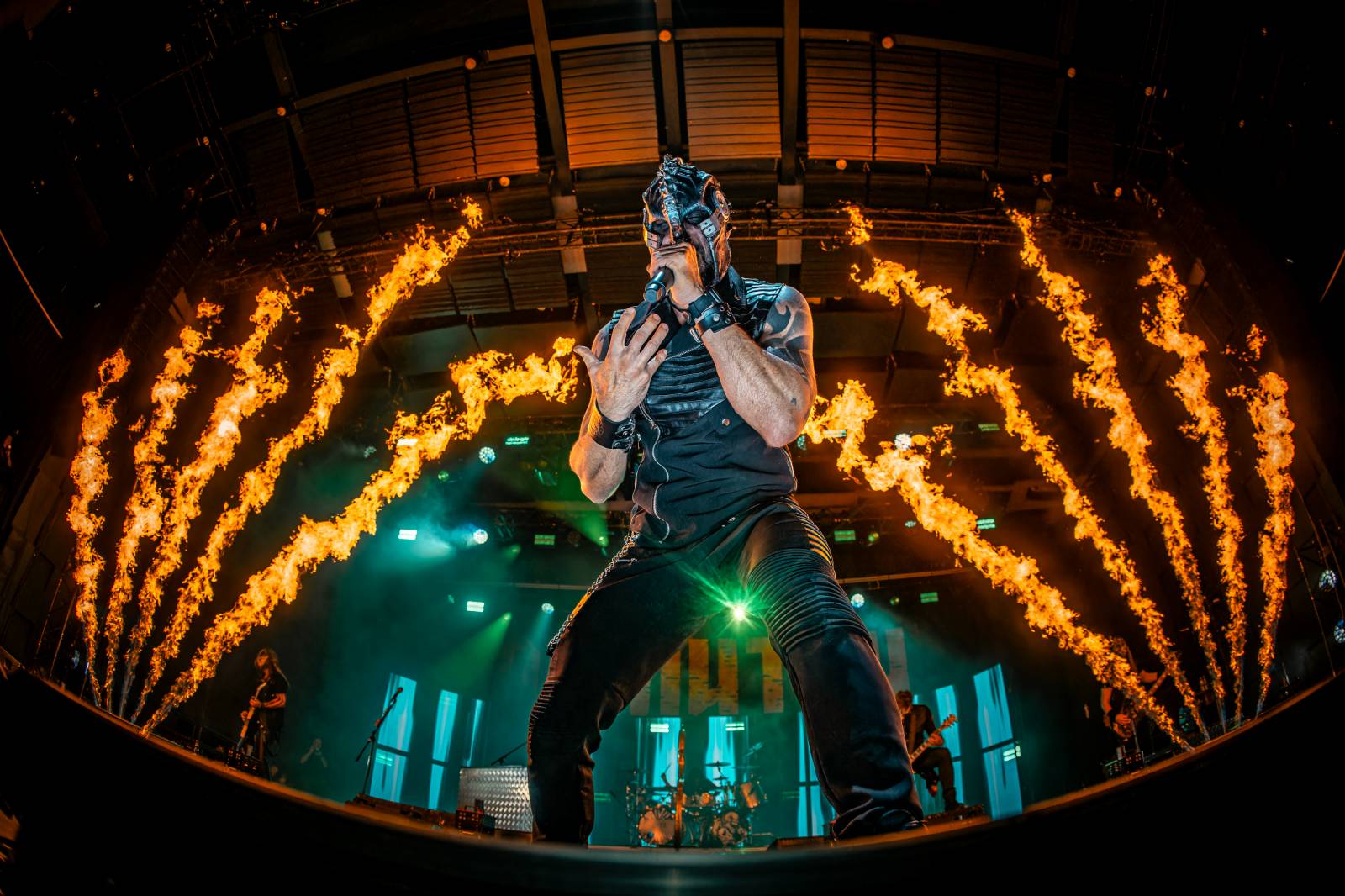 Dymytry vyrazili na podzimní turné. Jejich ohňová show ve Foru Karlín brala dech