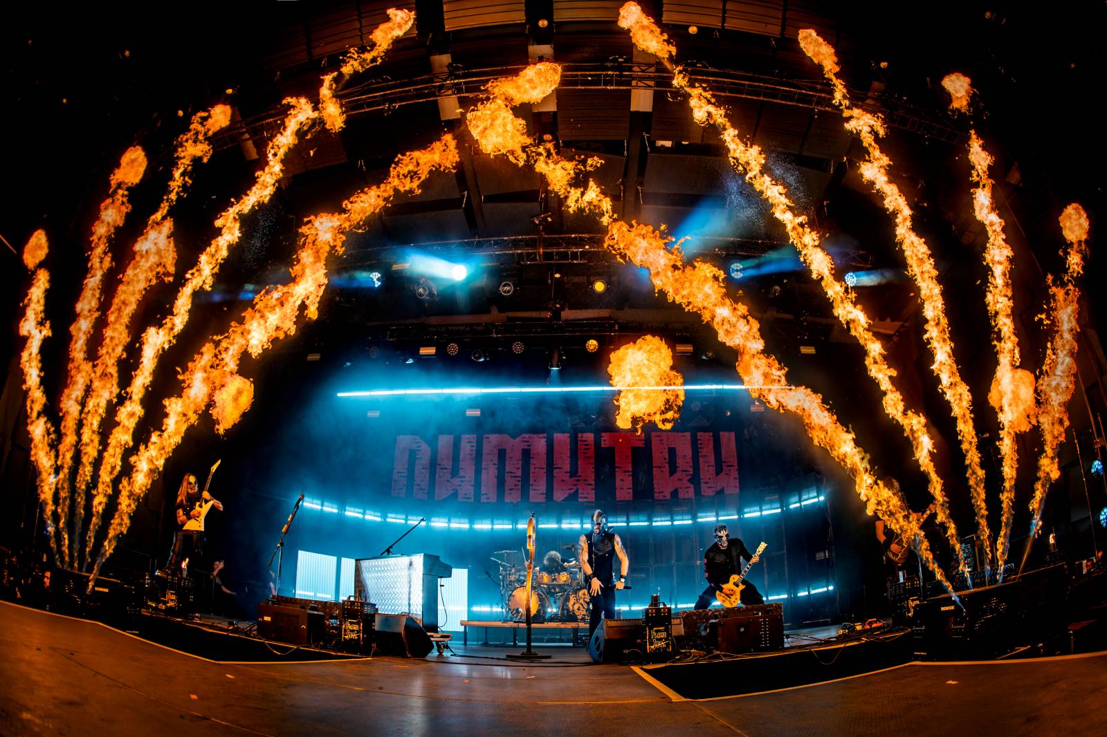 Dymytry vyrazili na podzimní turné. Jejich ohňová show ve Foru Karlín brala dech