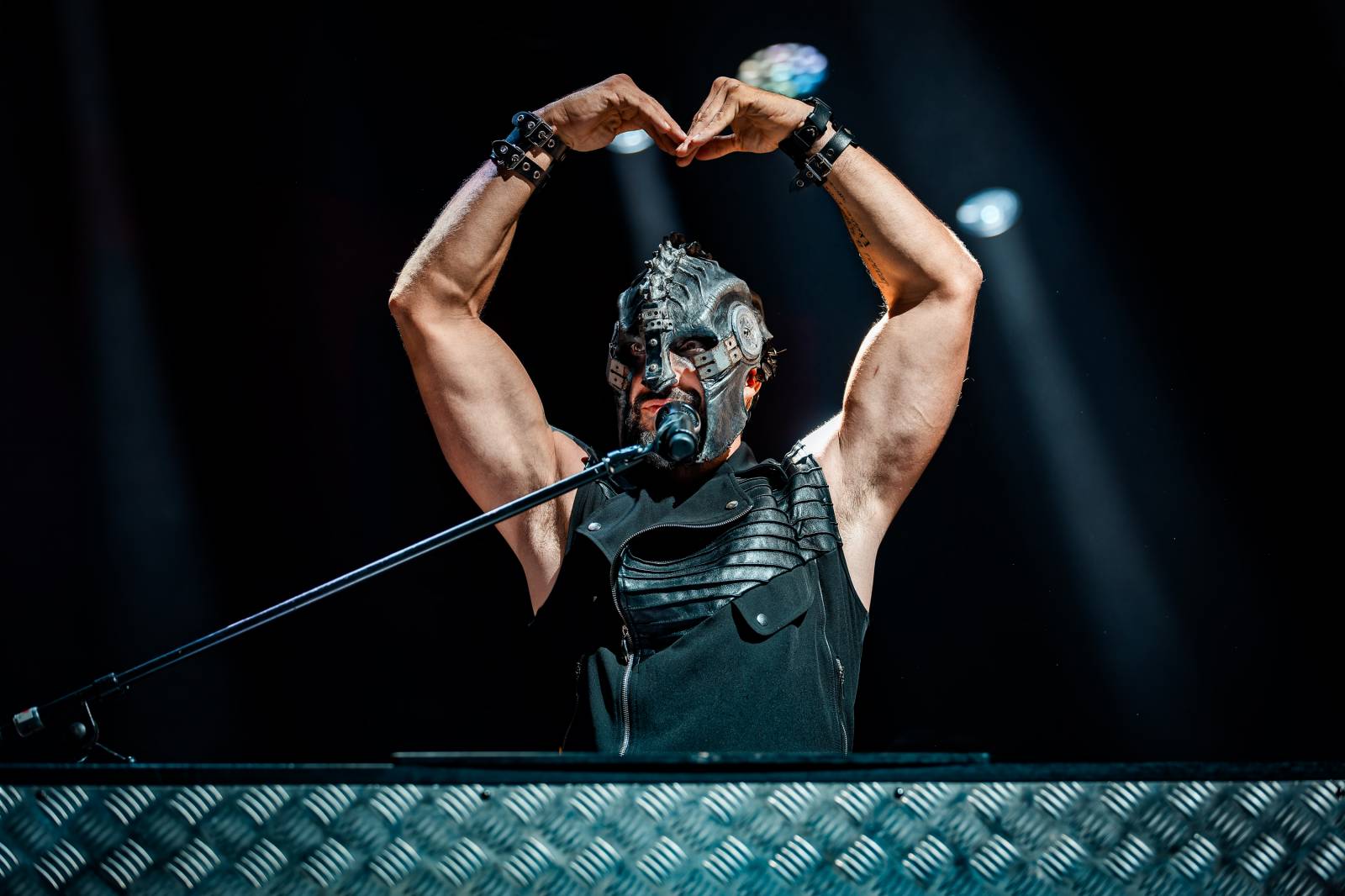 Dymytry vyrazili na podzimní turné. Jejich ohňová show ve Foru Karlín brala dech