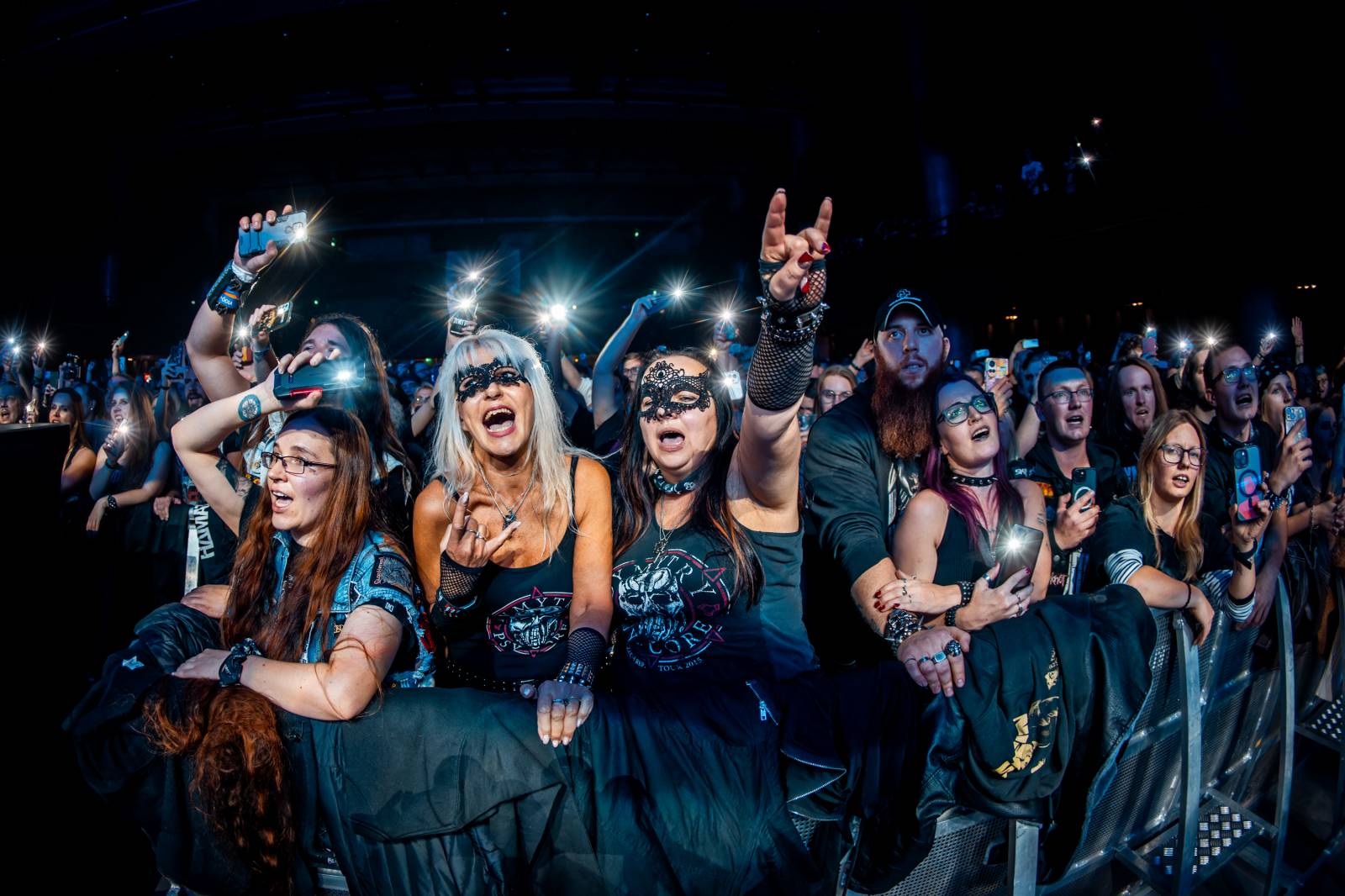 Dymytry vyrazili na podzimní turné. Jejich ohňová show ve Foru Karlín brala dech