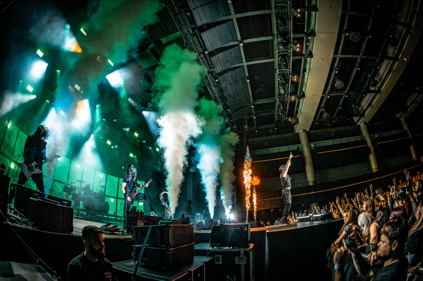 Dymytry vyrazili na podzimní turné. Jejich ohňová show ve Foru Karlín brala dech