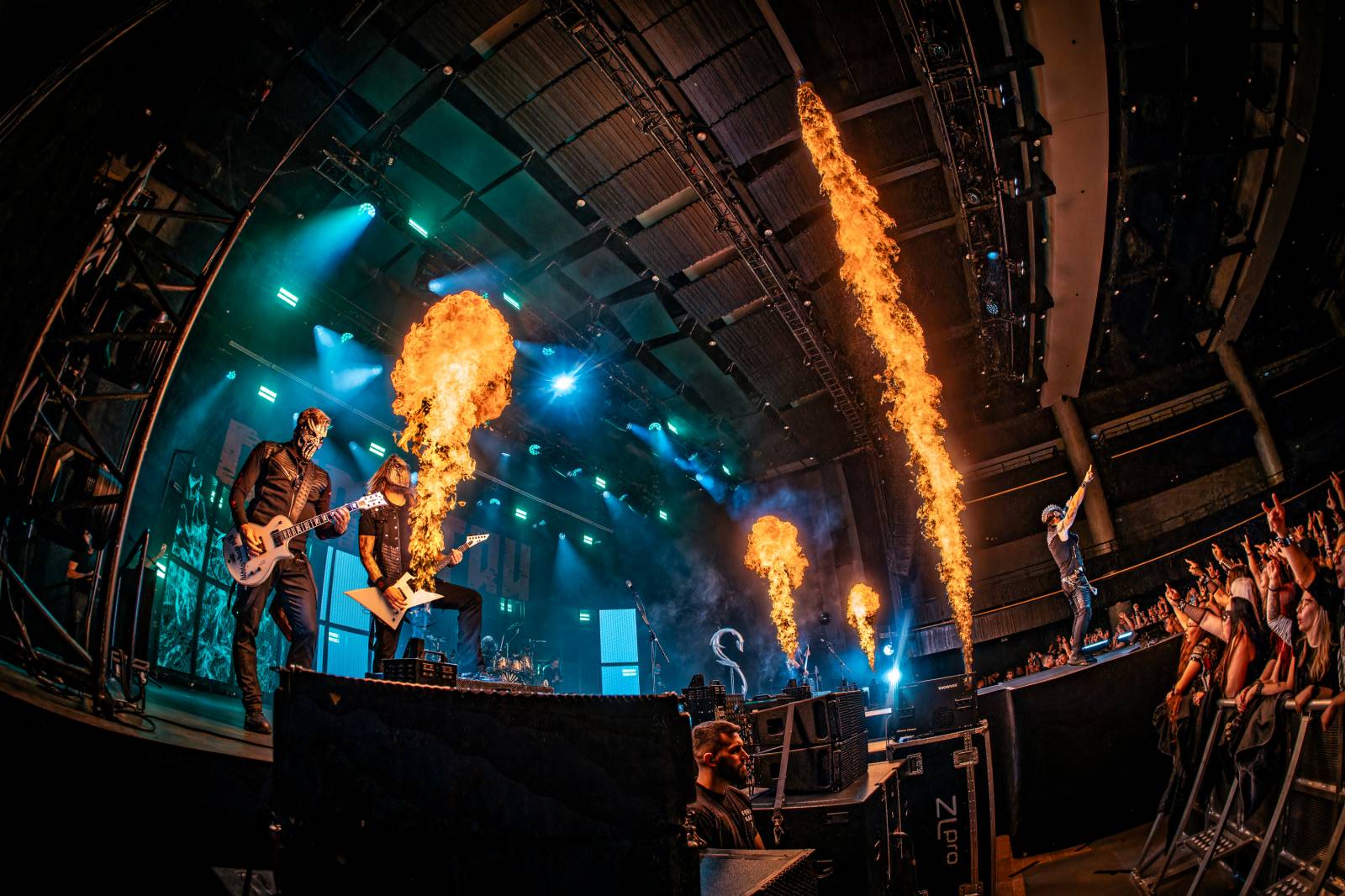 Dymytry vyrazili na podzimní turné. Jejich ohňová show ve Foru Karlín brala dech