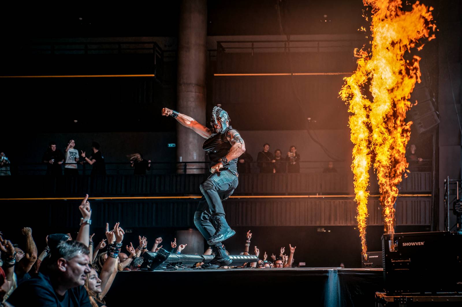 Dymytry vyrazili na podzimní turné. Jejich ohňová show ve Foru Karlín brala dech