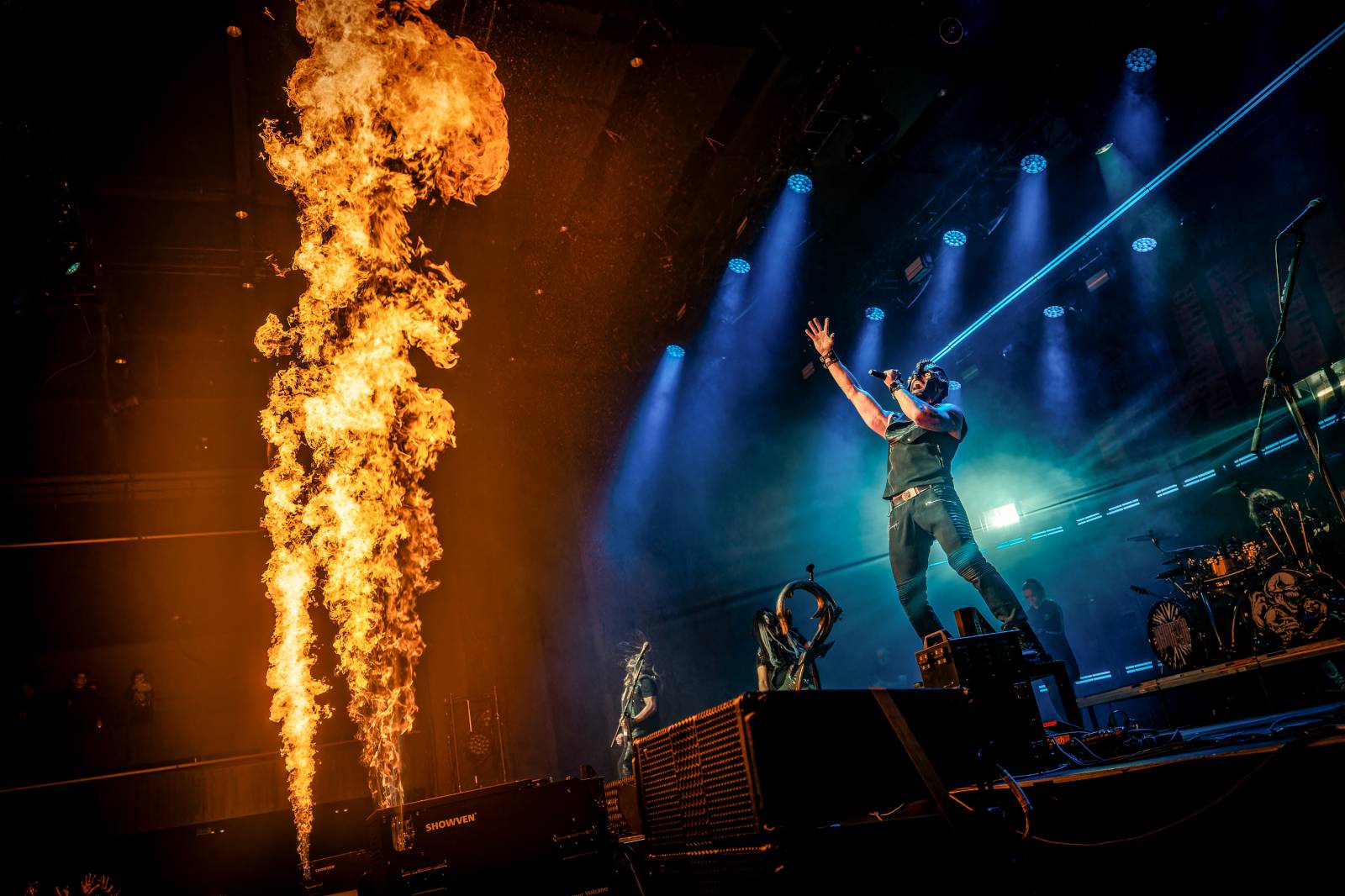 Dymytry vyrazili na podzimní turné. Jejich ohňová show ve Foru Karlín brala dech