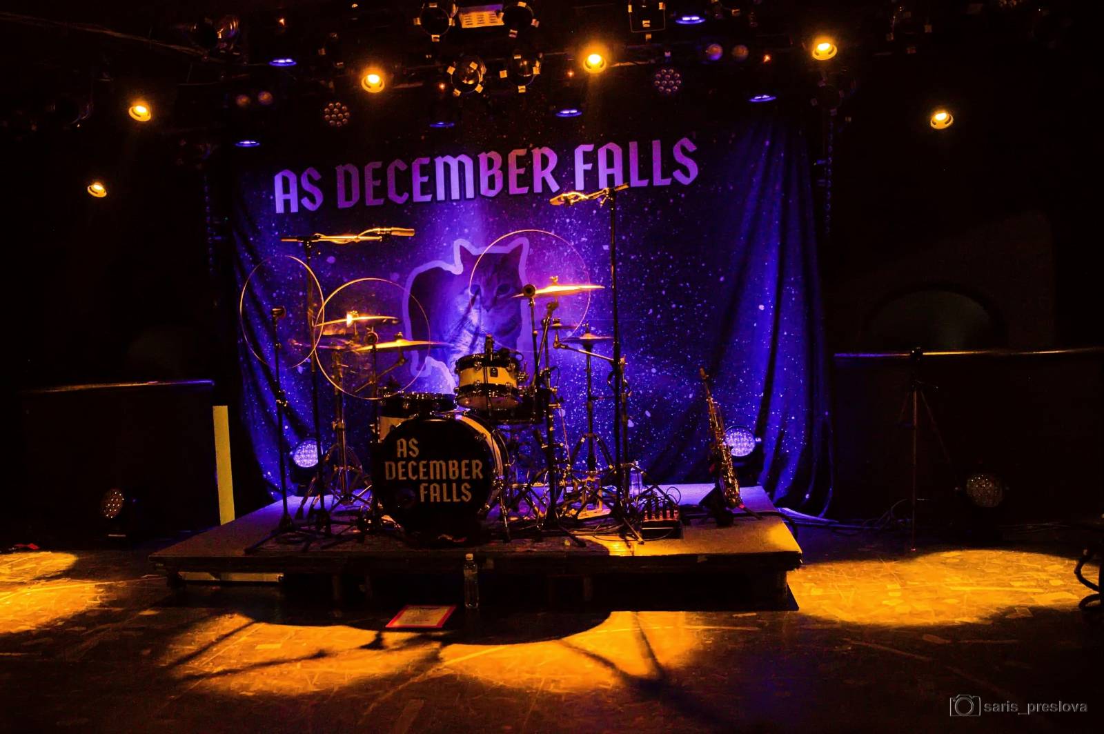 As December Falls rozeskákali pražské Futurum, předskakovali jim australší RedHook 