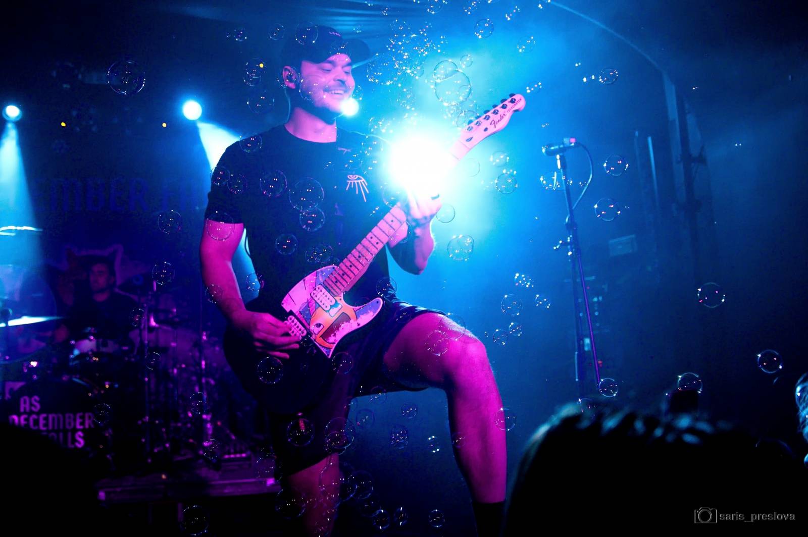 As December Falls rozeskákali pražské Futurum, předskakovali jim australší RedHook 