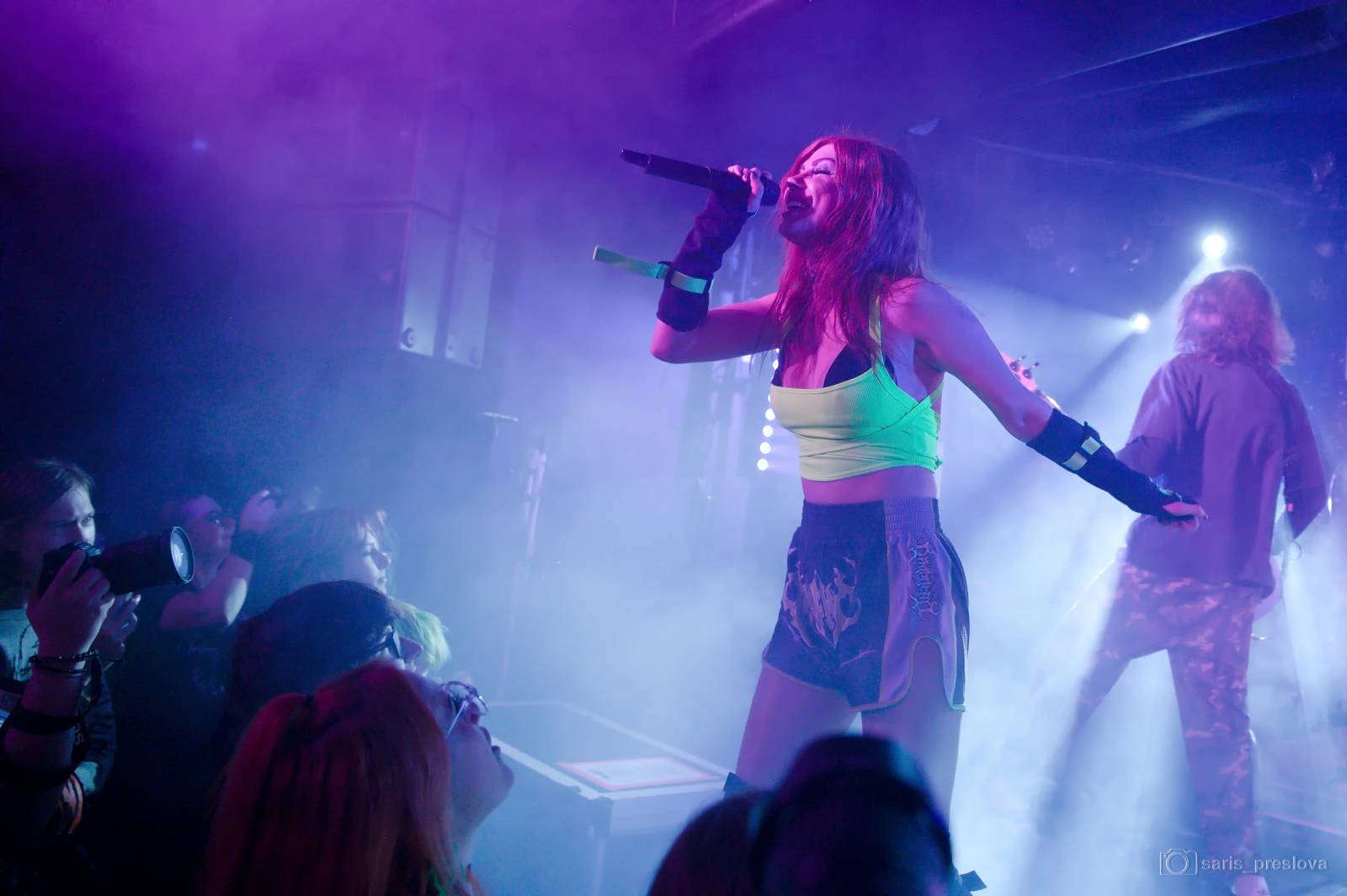 As December Falls rozeskákali pražské Futurum, předskakovali jim australší RedHook 