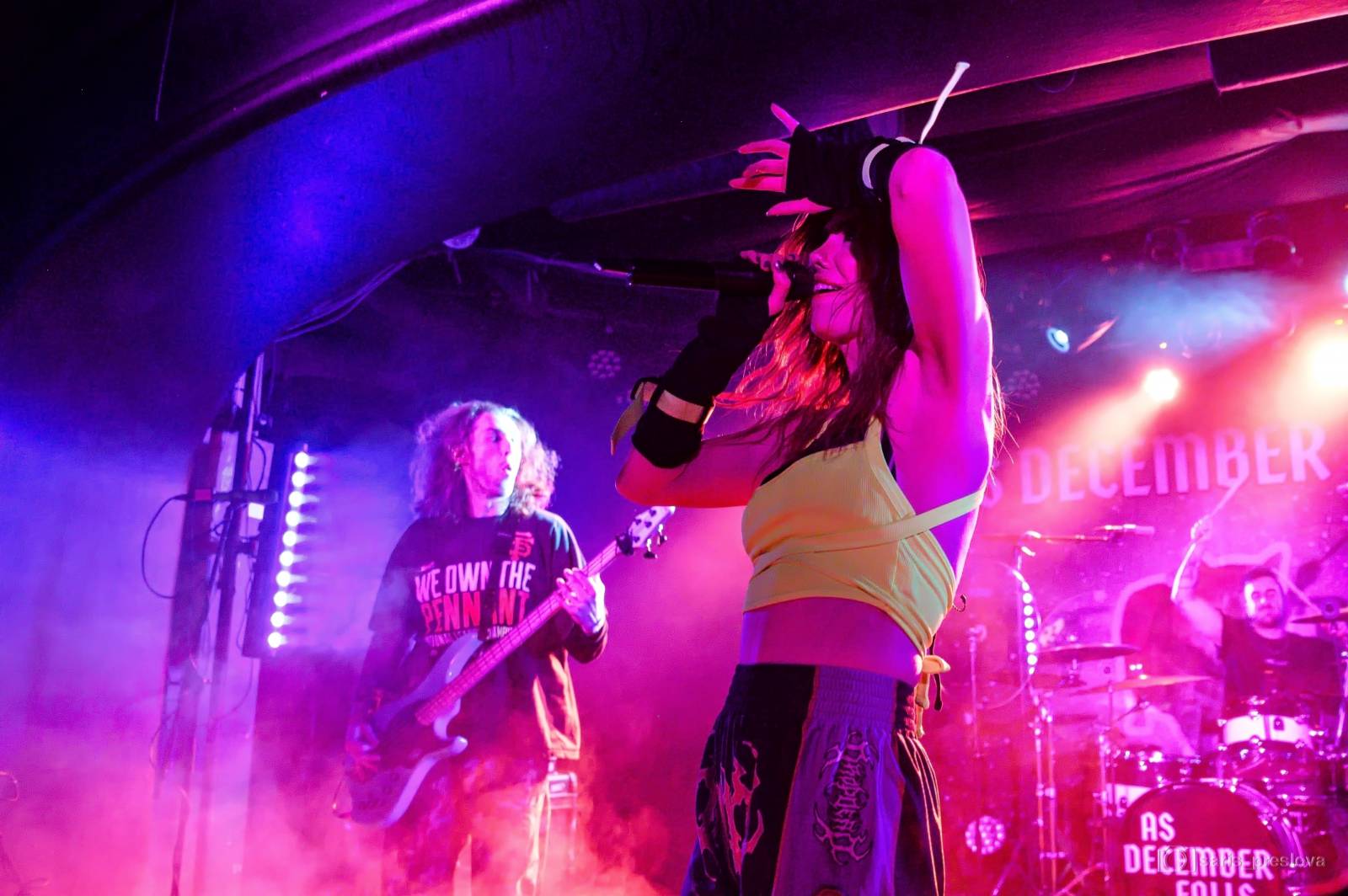 As December Falls rozeskákali pražské Futurum, předskakovali jim australší RedHook 