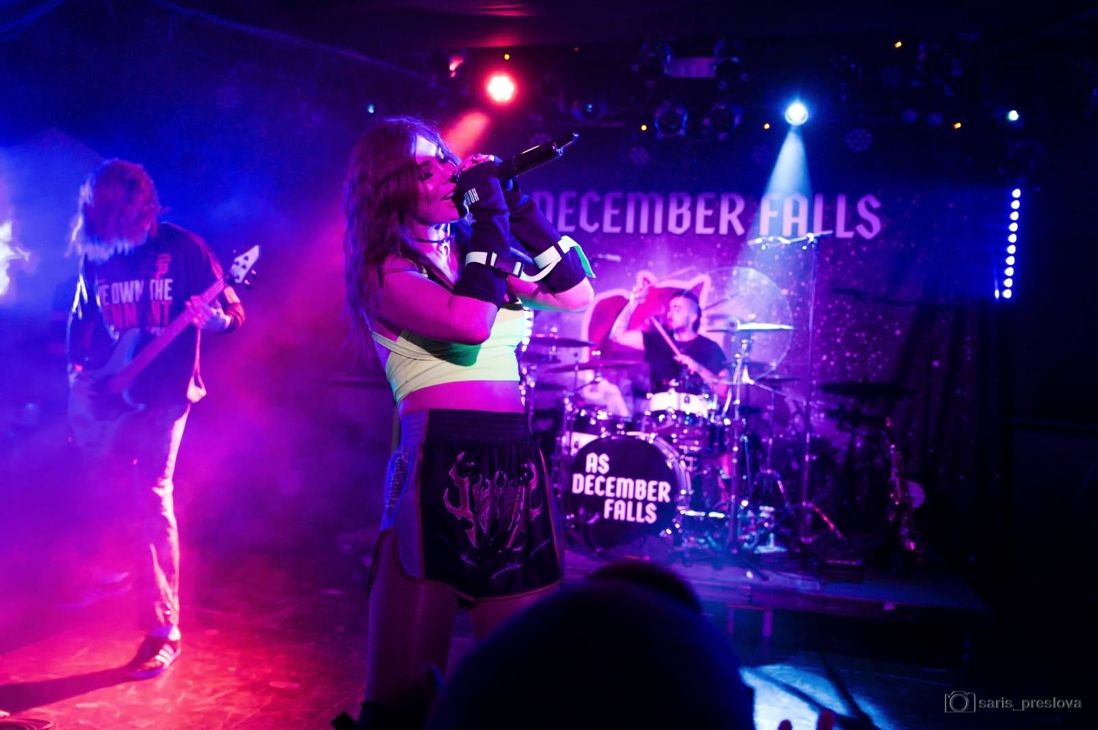 As December Falls rozeskákali pražské Futurum, předskakovali jim australší RedHook 