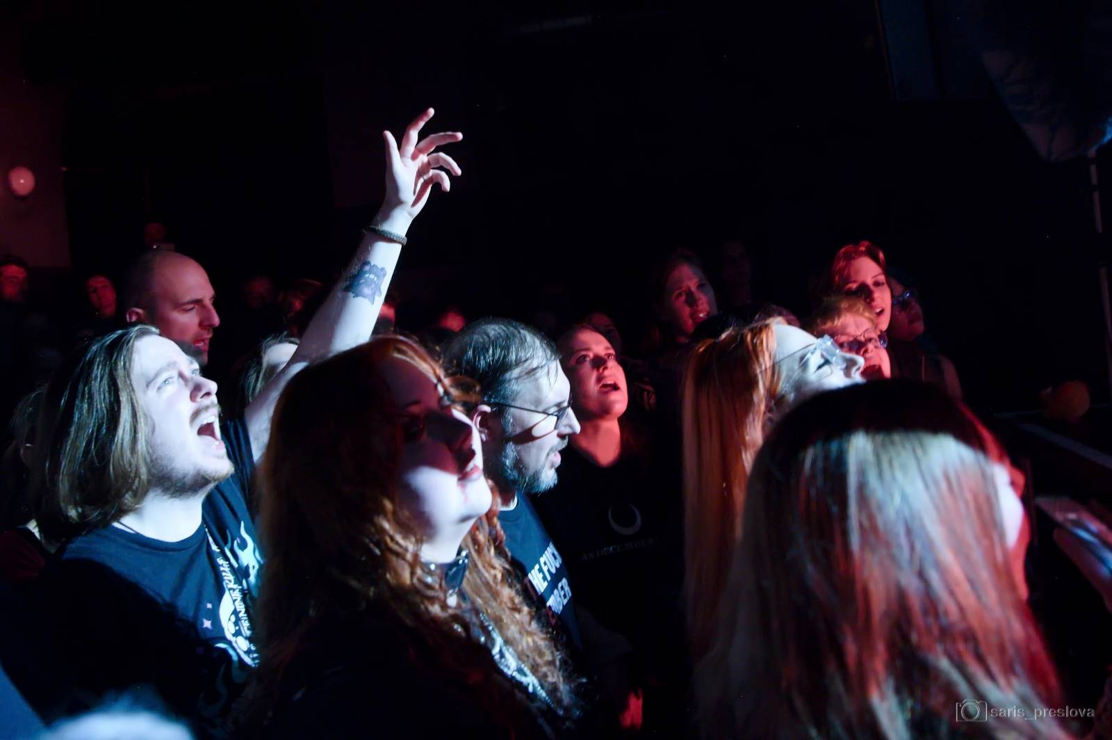 As December Falls rozeskákali pražské Futurum, předskakovali jim australší RedHook 