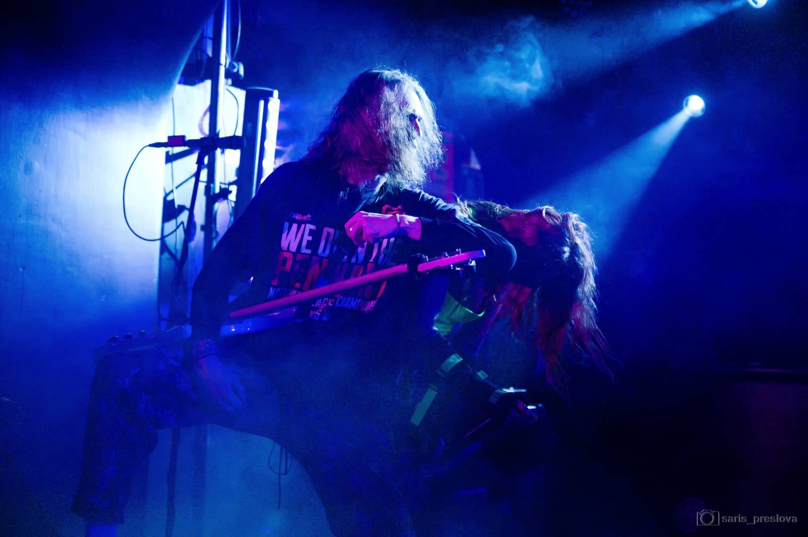 As December Falls rozeskákali pražské Futurum, předskakovali jim australší RedHook 