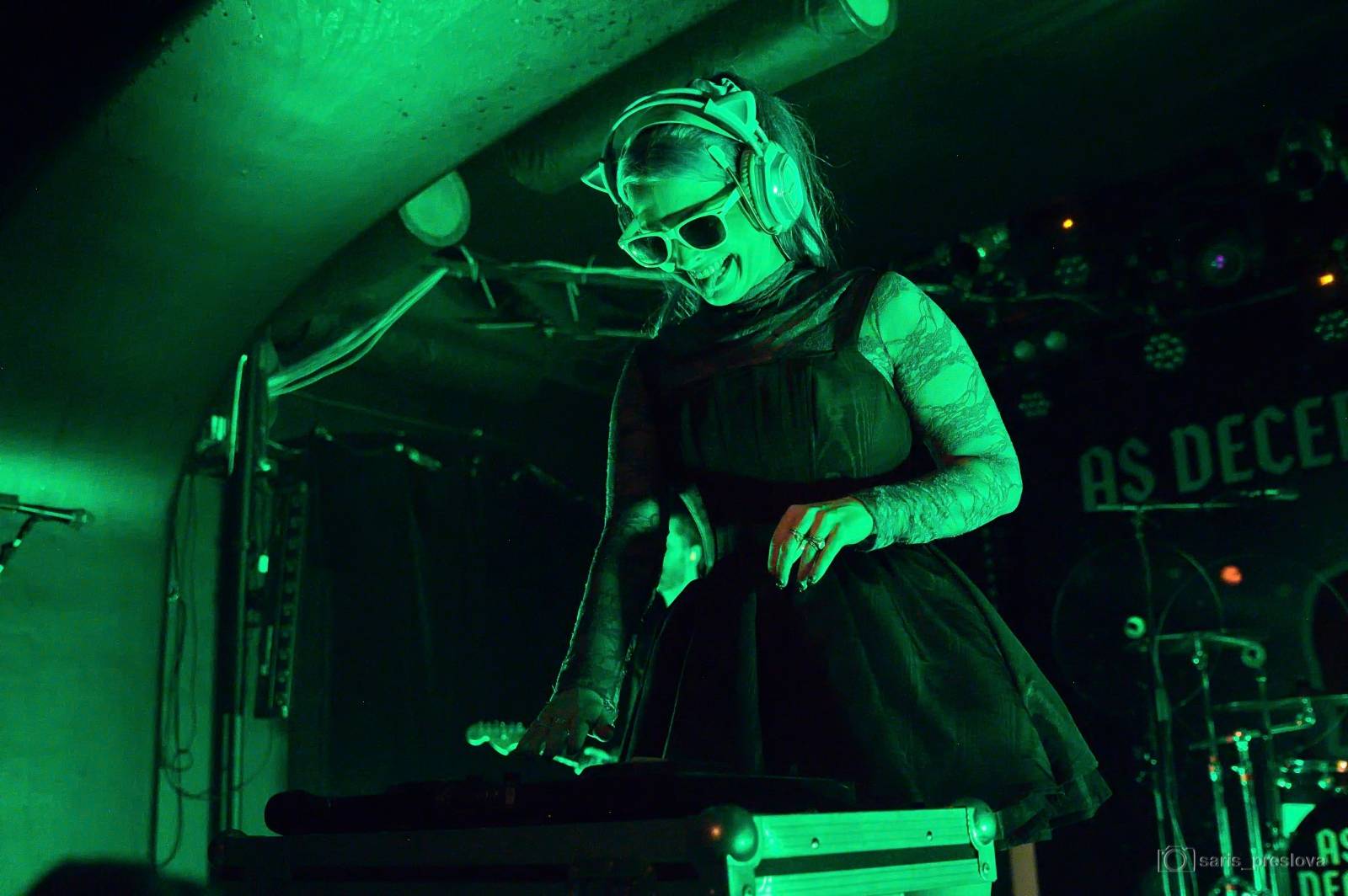 As December Falls rozeskákali pražské Futurum, předskakovali jim australší RedHook 