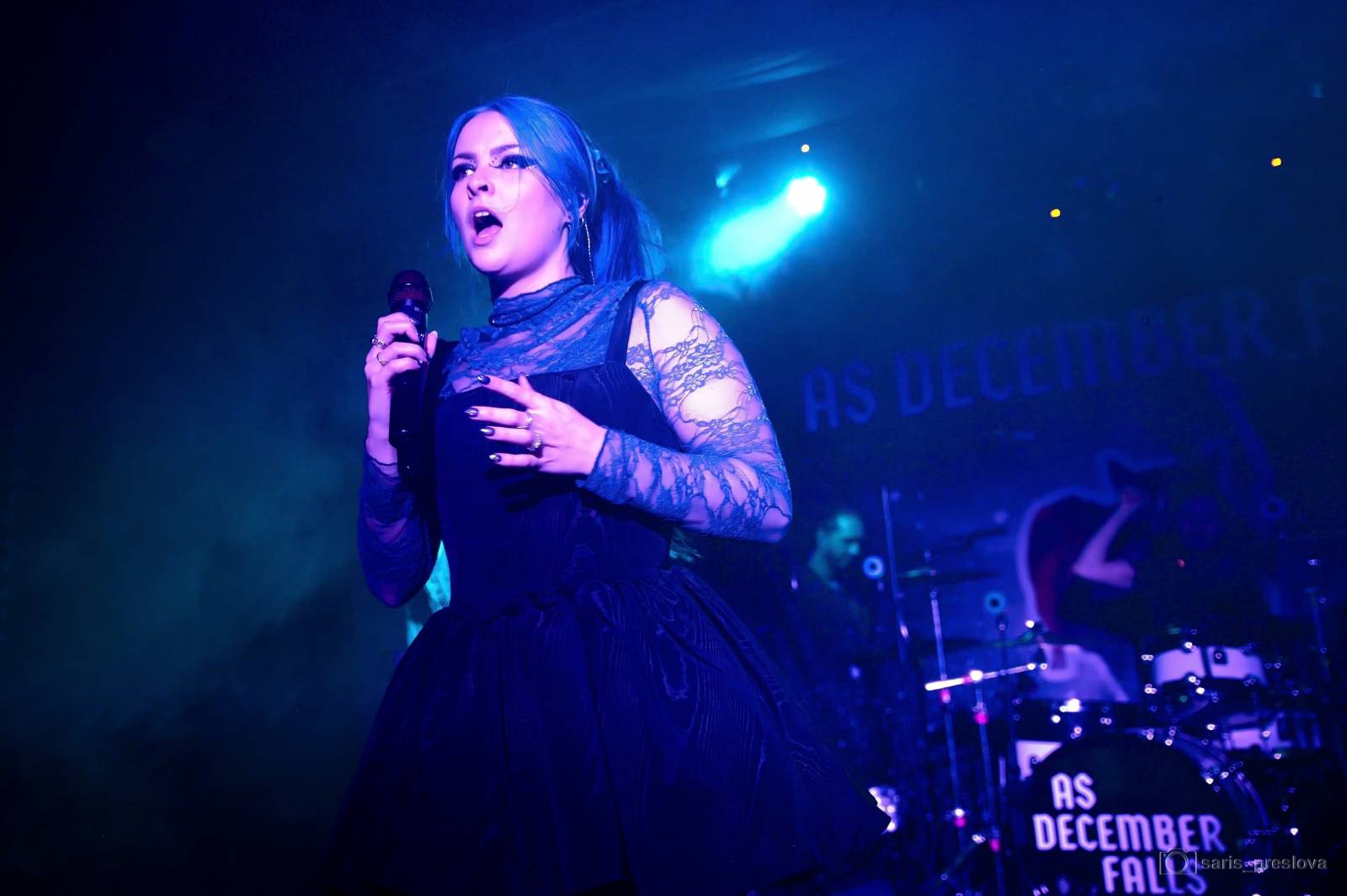 As December Falls rozeskákali pražské Futurum, předskakovali jim australší RedHook 