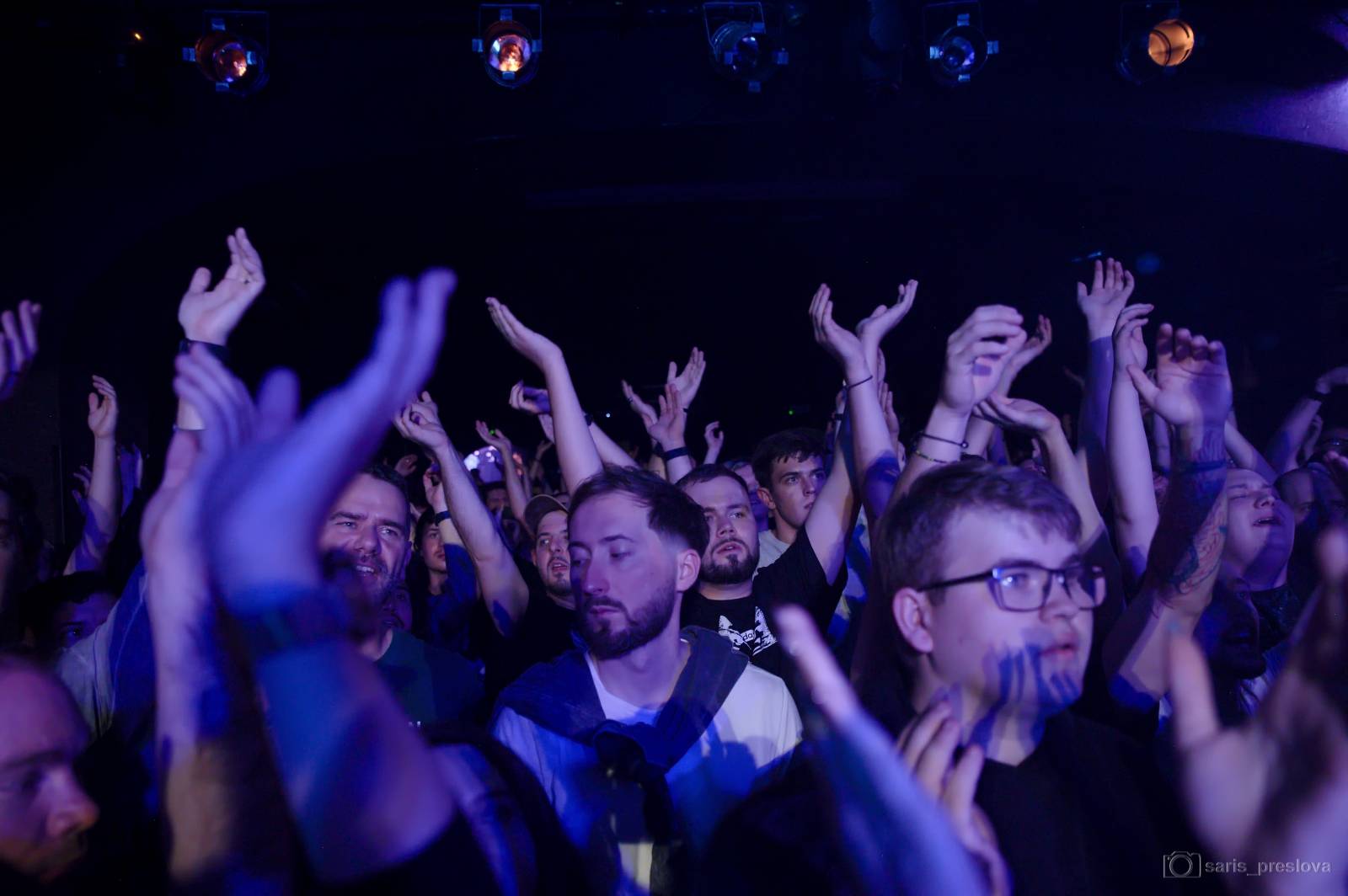 As December Falls rozeskákali pražské Futurum, předskakovali jim australší RedHook 