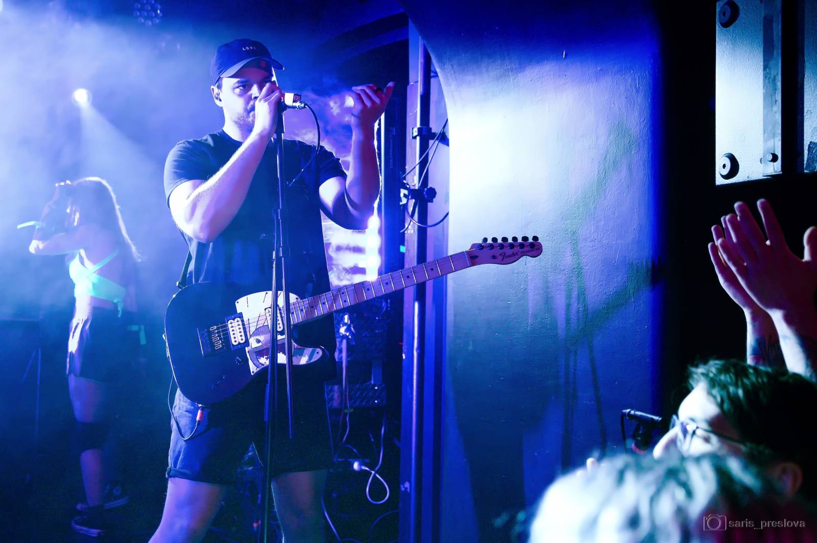 As December Falls rozeskákali pražské Futurum, předskakovali jim australší RedHook 