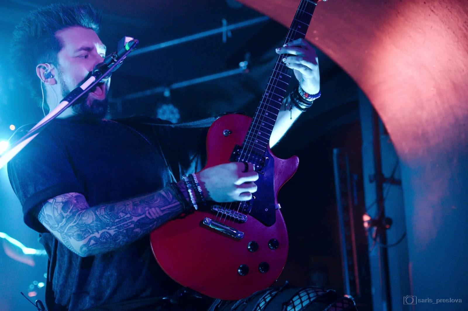 As December Falls rozeskákali pražské Futurum, předskakovali jim australší RedHook 