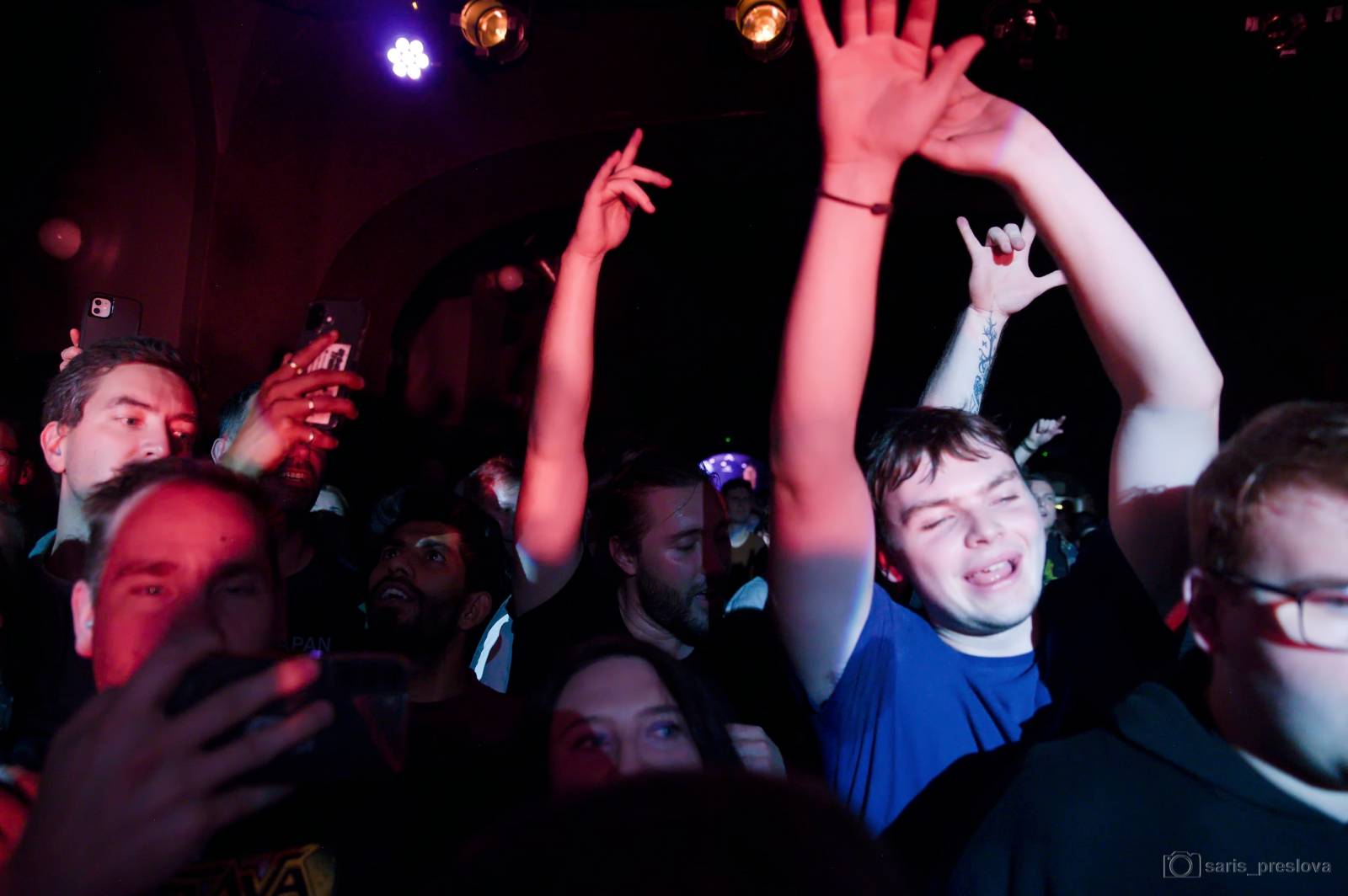 As December Falls rozeskákali pražské Futurum, předskakovali jim australší RedHook 