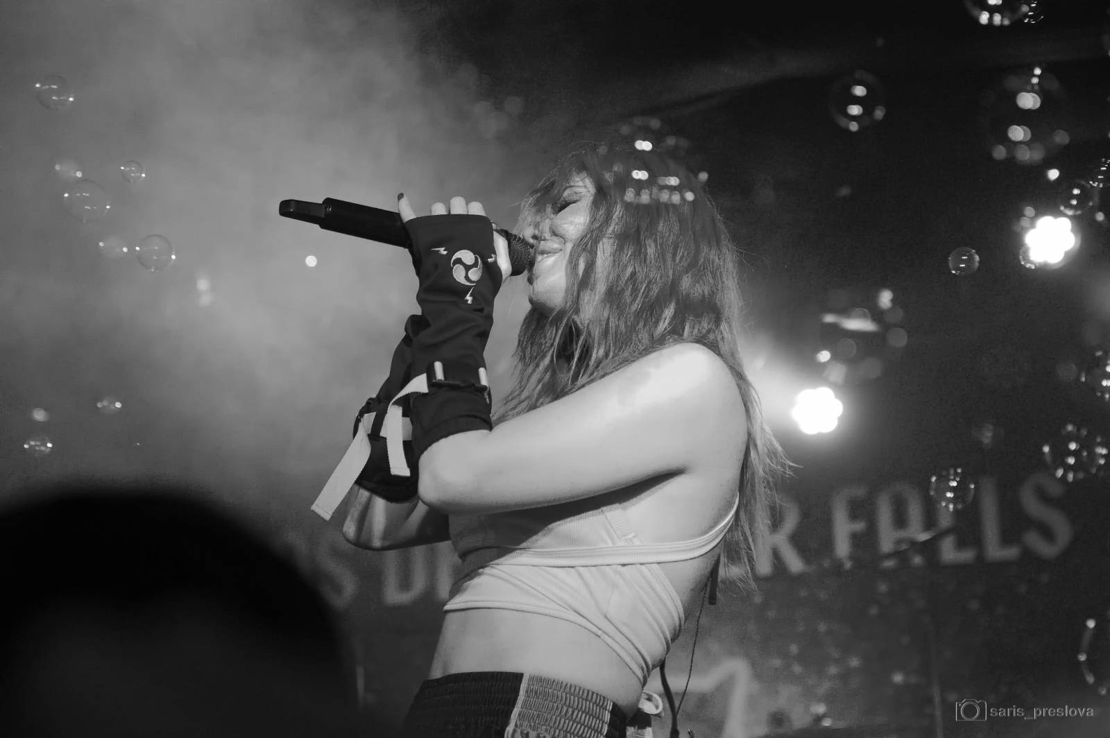 As December Falls rozeskákali pražské Futurum, předskakovali jim australší RedHook 