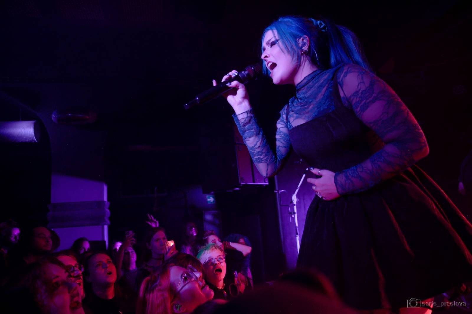 As December Falls rozeskákali pražské Futurum, předskakovali jim australší RedHook 