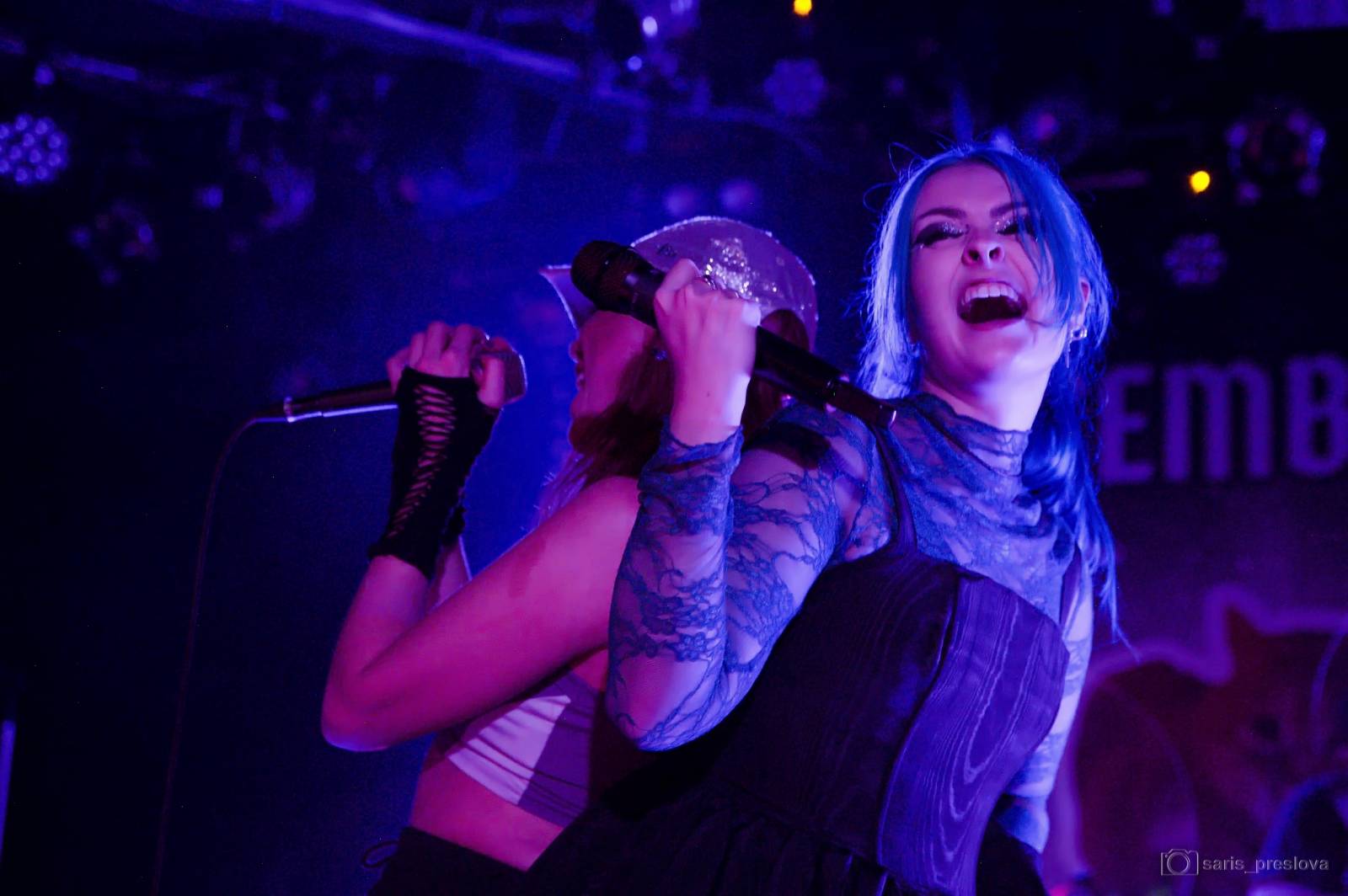 As December Falls rozeskákali pražské Futurum, předskakovali jim australší RedHook 