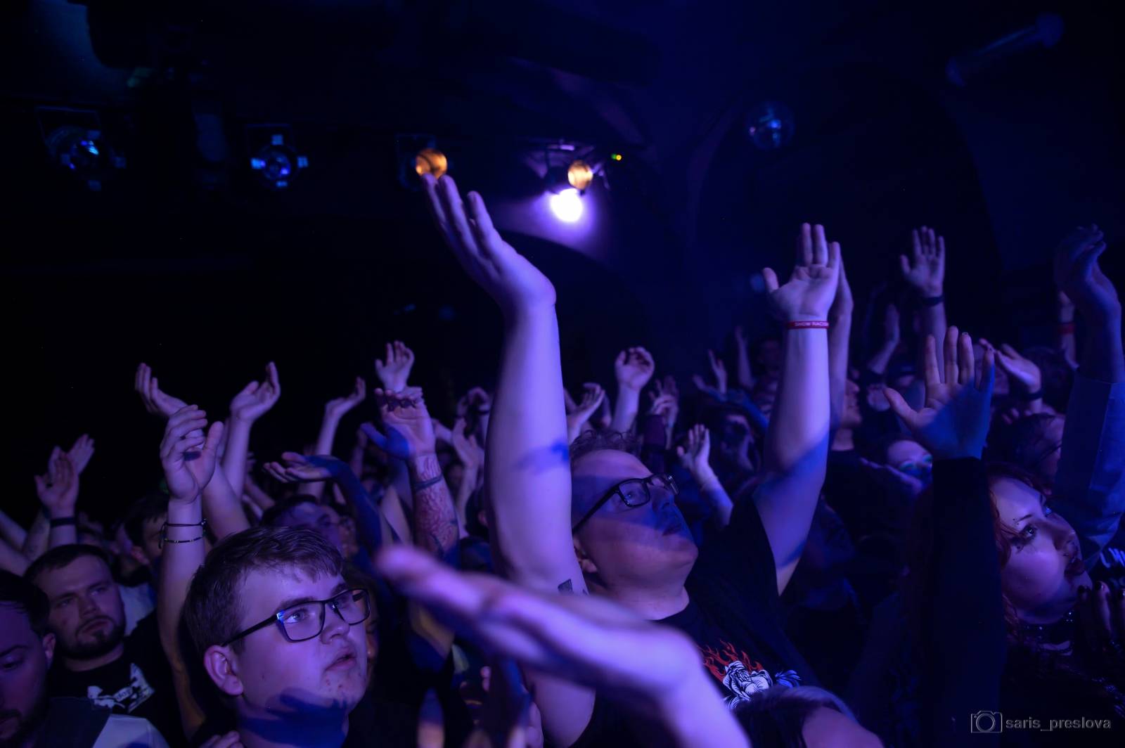 As December Falls rozeskákali pražské Futurum, předskakovali jim australší RedHook 