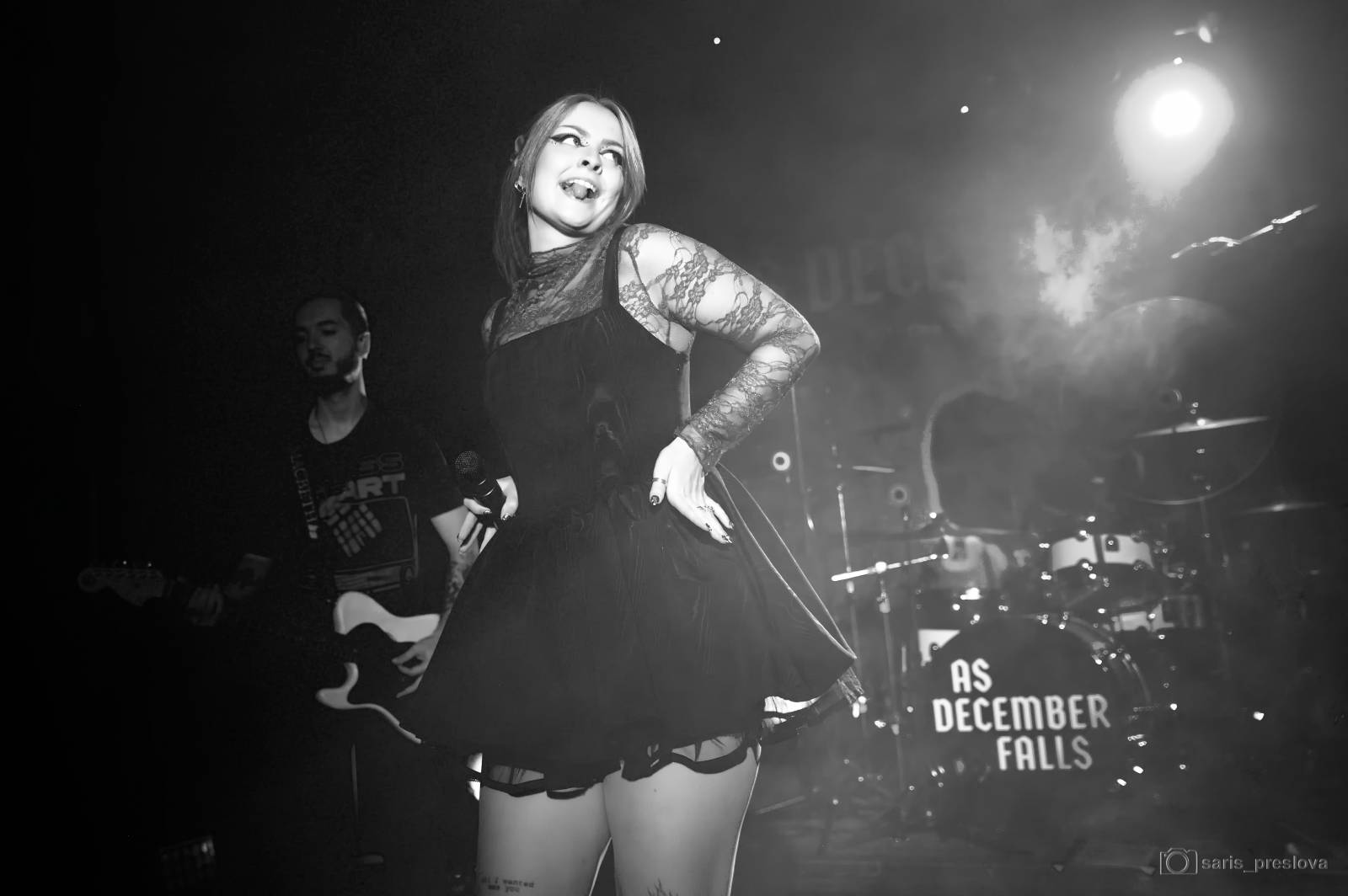 As December Falls rozeskákali pražské Futurum, předskakovali jim australší RedHook 