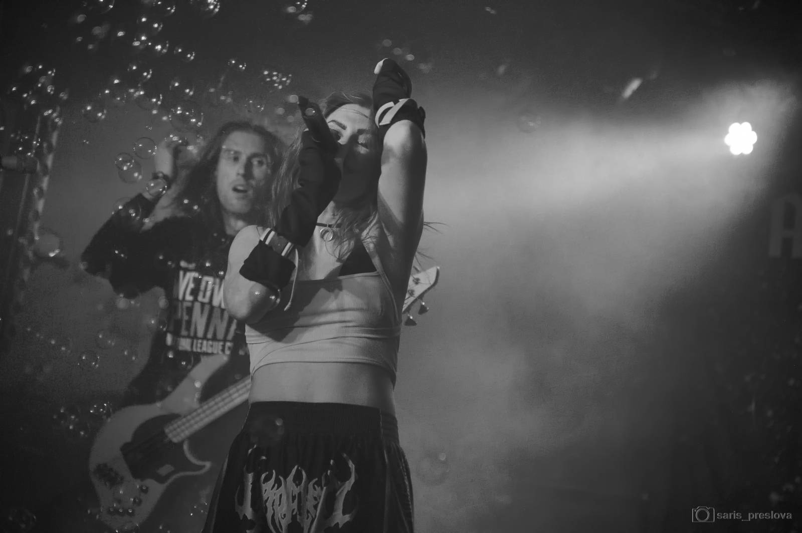 As December Falls rozeskákali pražské Futurum, předskakovali jim australší RedHook 