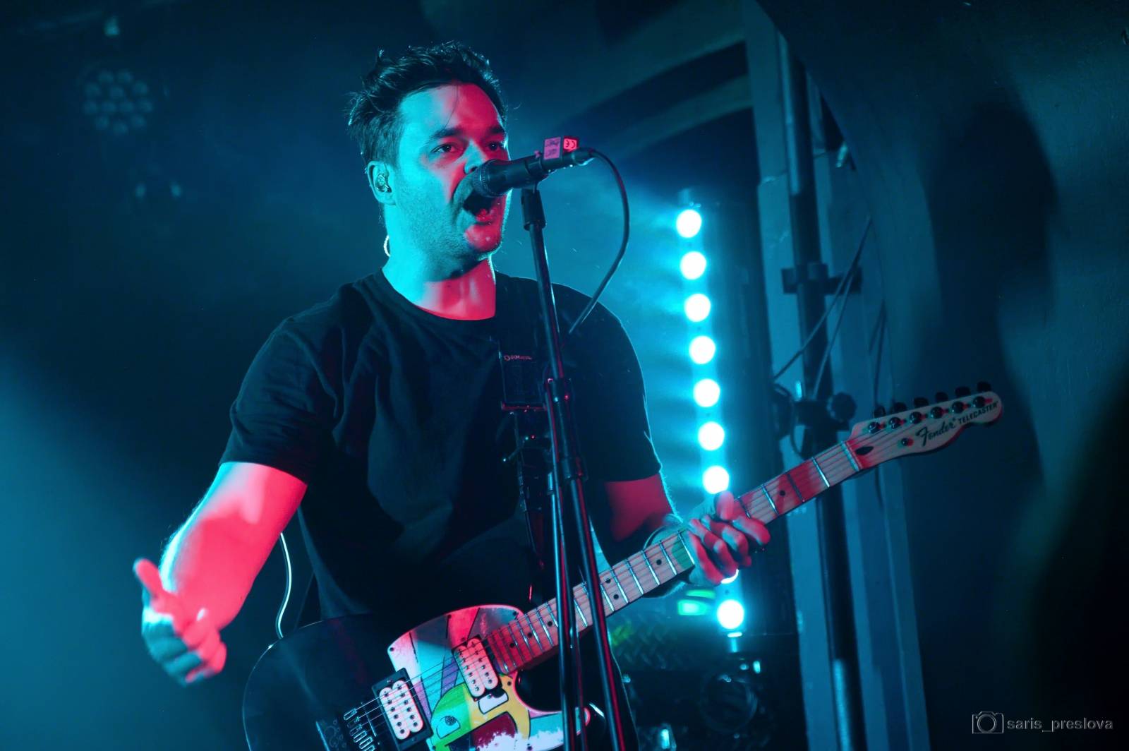 As December Falls rozeskákali pražské Futurum, předskakovali jim australší RedHook 