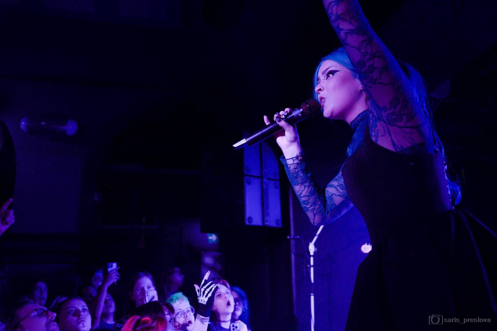 As December Falls rozeskákali pražské Futurum, předskakovali jim australší RedHook 