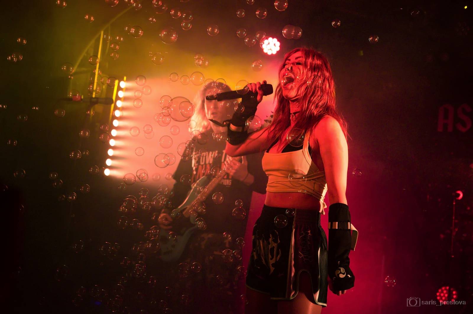 As December Falls rozeskákali pražské Futurum, předskakovali jim australší RedHook 