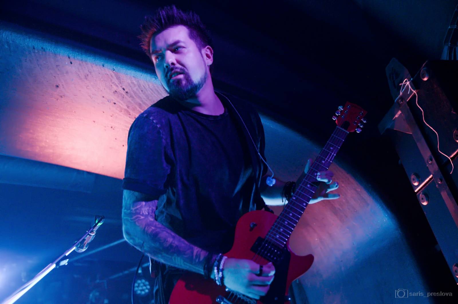 As December Falls rozeskákali pražské Futurum, předskakovali jim australší RedHook 