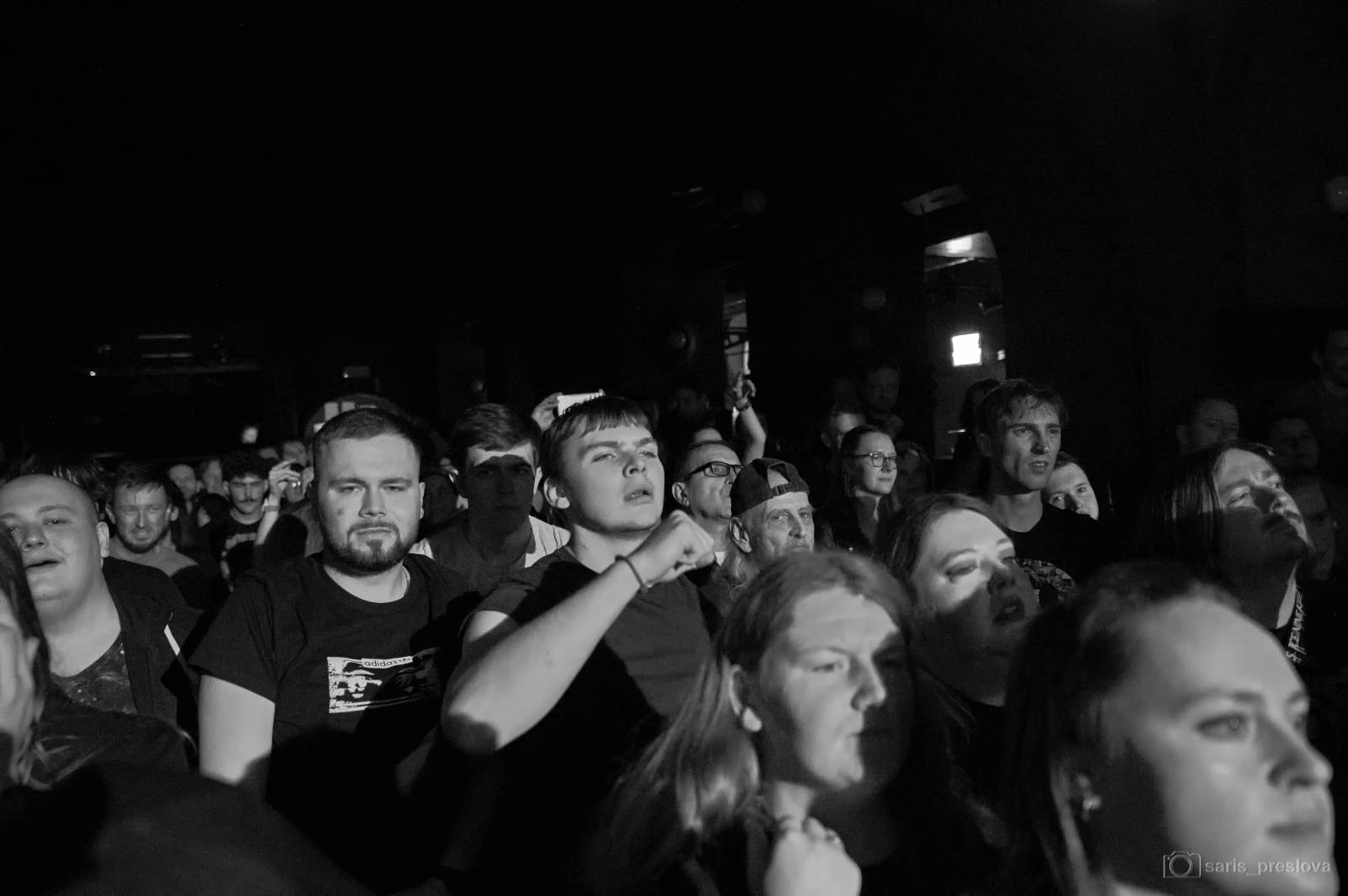 As December Falls rozeskákali pražské Futurum, předskakovali jim australší RedHook 