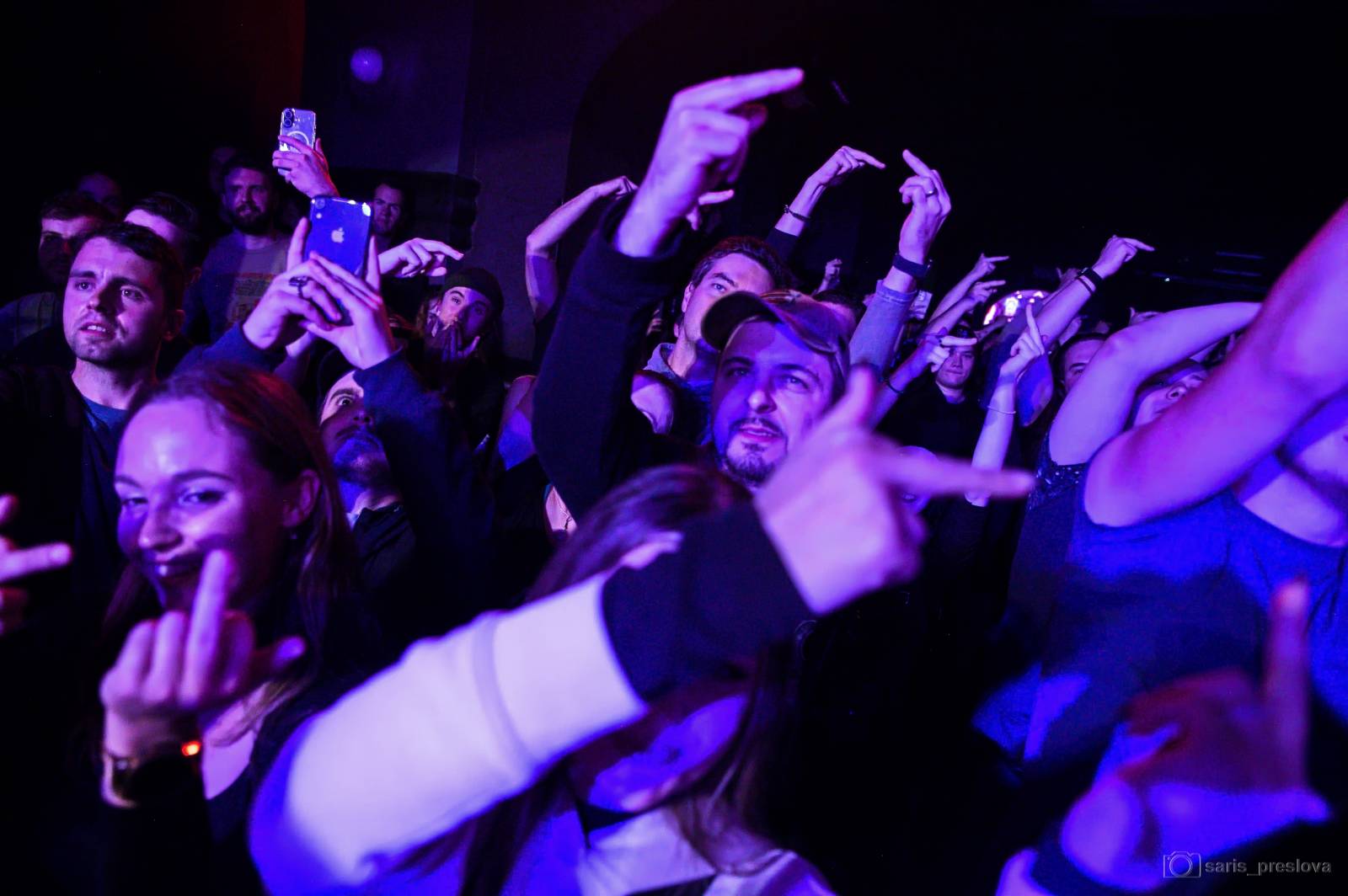 As December Falls rozeskákali pražské Futurum, předskakovali jim australší RedHook 