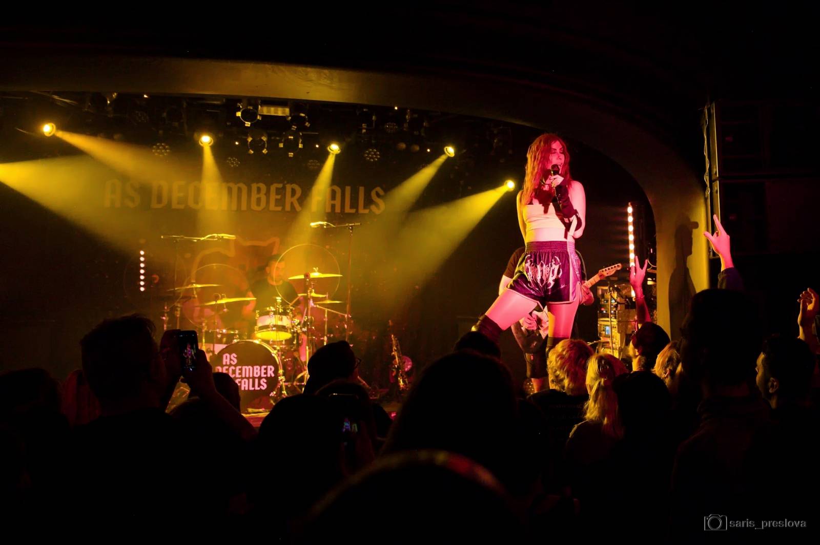 As December Falls rozeskákali pražské Futurum, předskakovali jim australší RedHook 