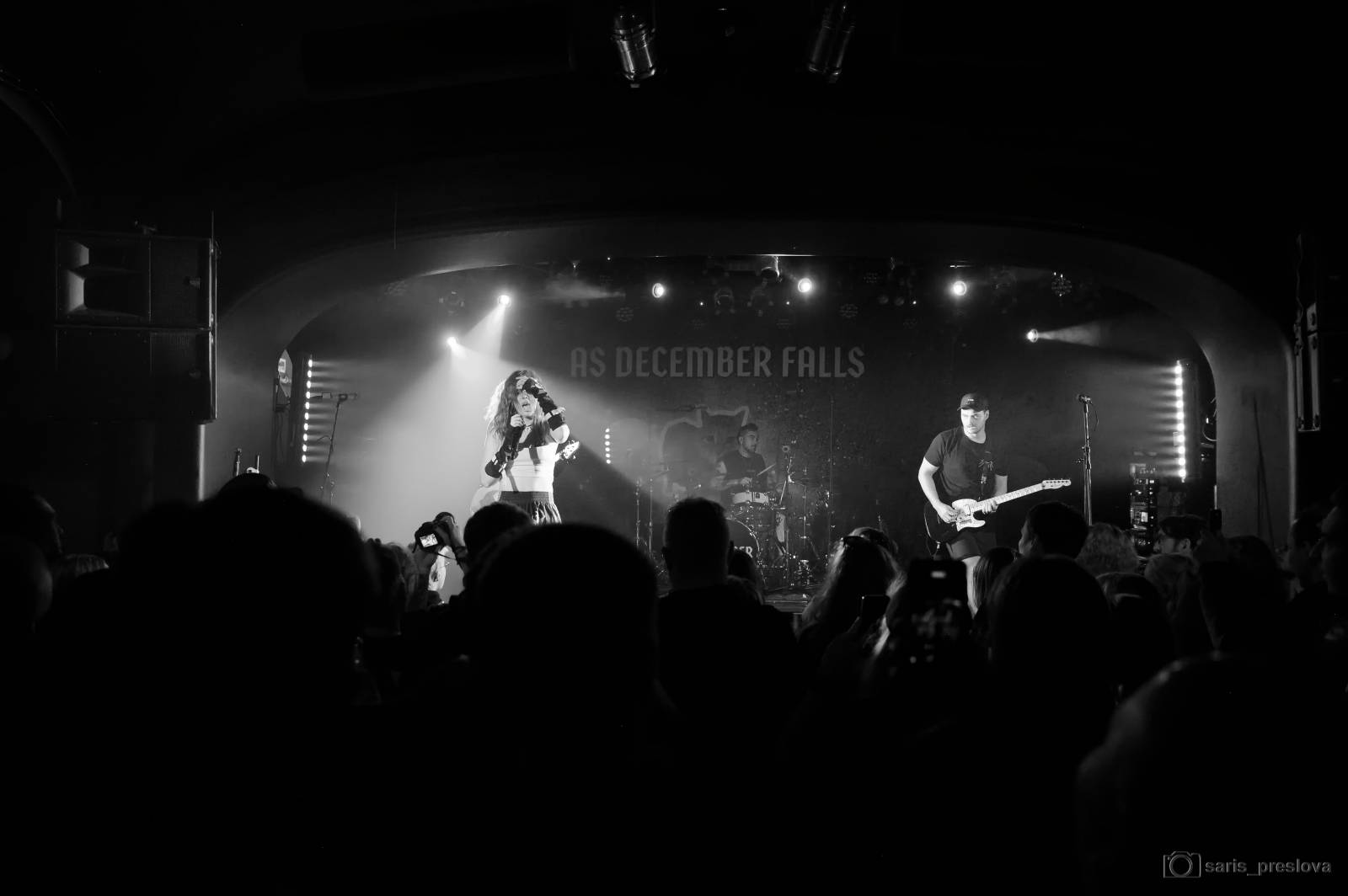 As December Falls rozeskákali pražské Futurum, předskakovali jim australší RedHook 