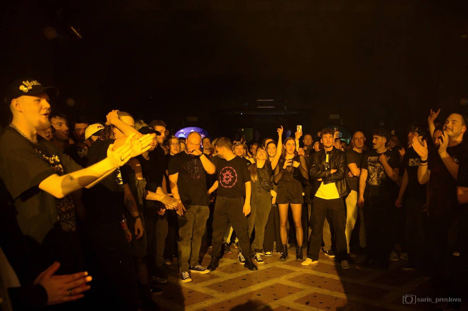 As December Falls rozeskákali pražské Futurum, předskakovali jim australší RedHook 